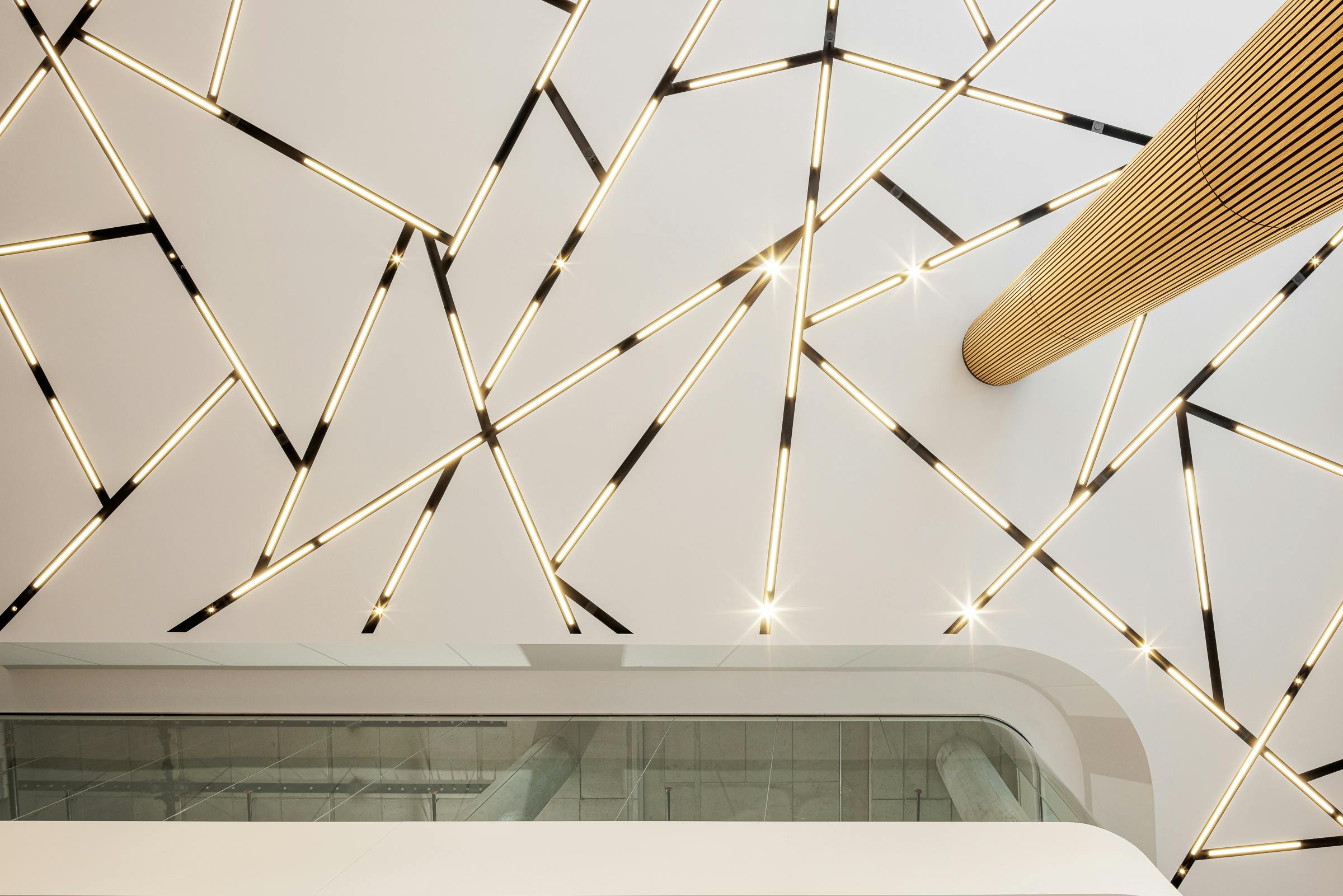 Détail du design des luminaires au plafond du lobby du 700 rue St-Jacques.