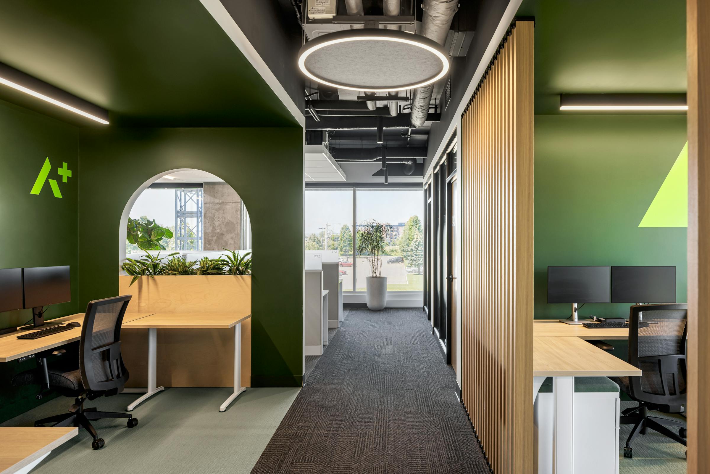 Espace de travail moderne avec des touches de vert et des jardinières intégrées.