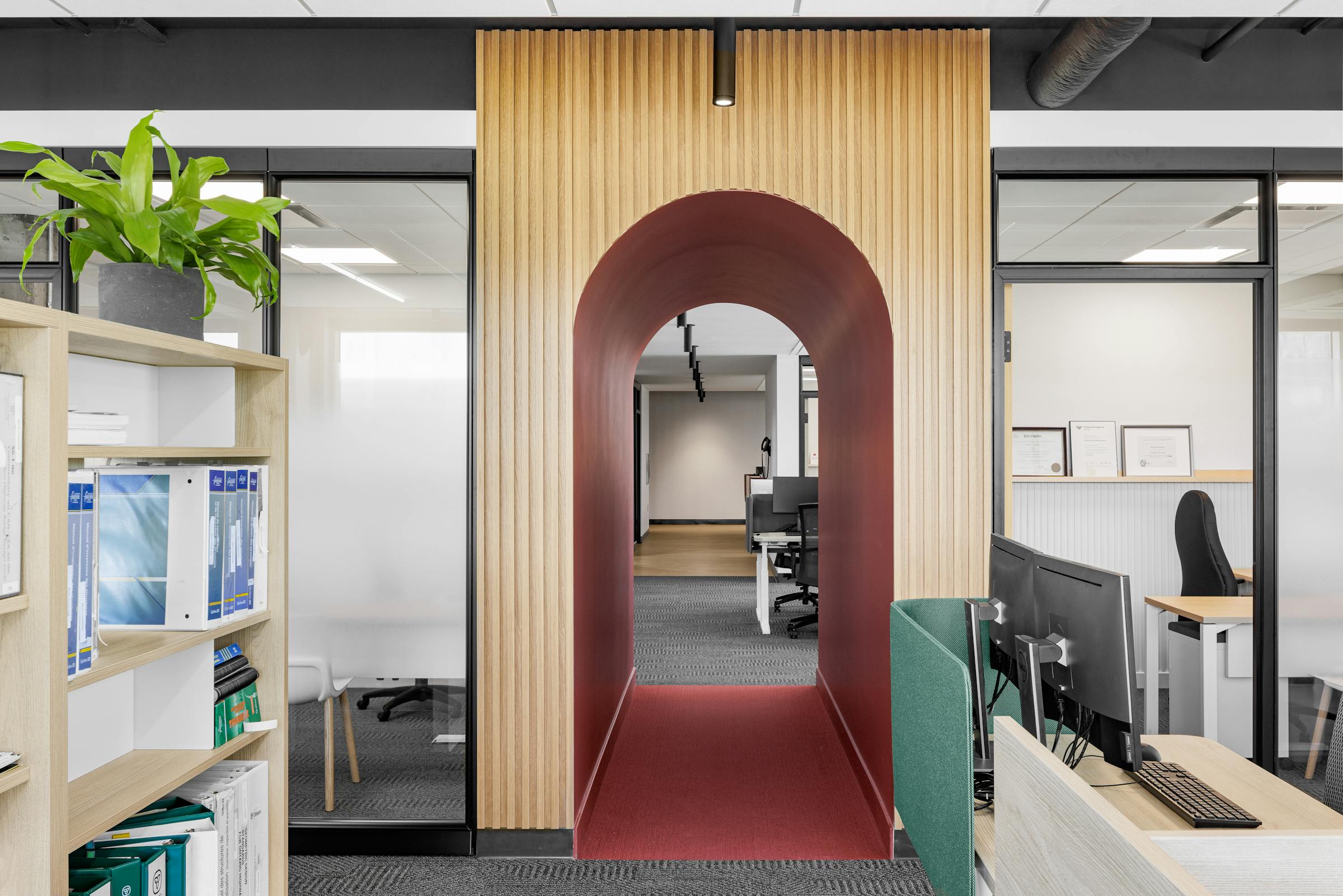 Espaces de travail ouverts avec lumière naturelle et végétation.