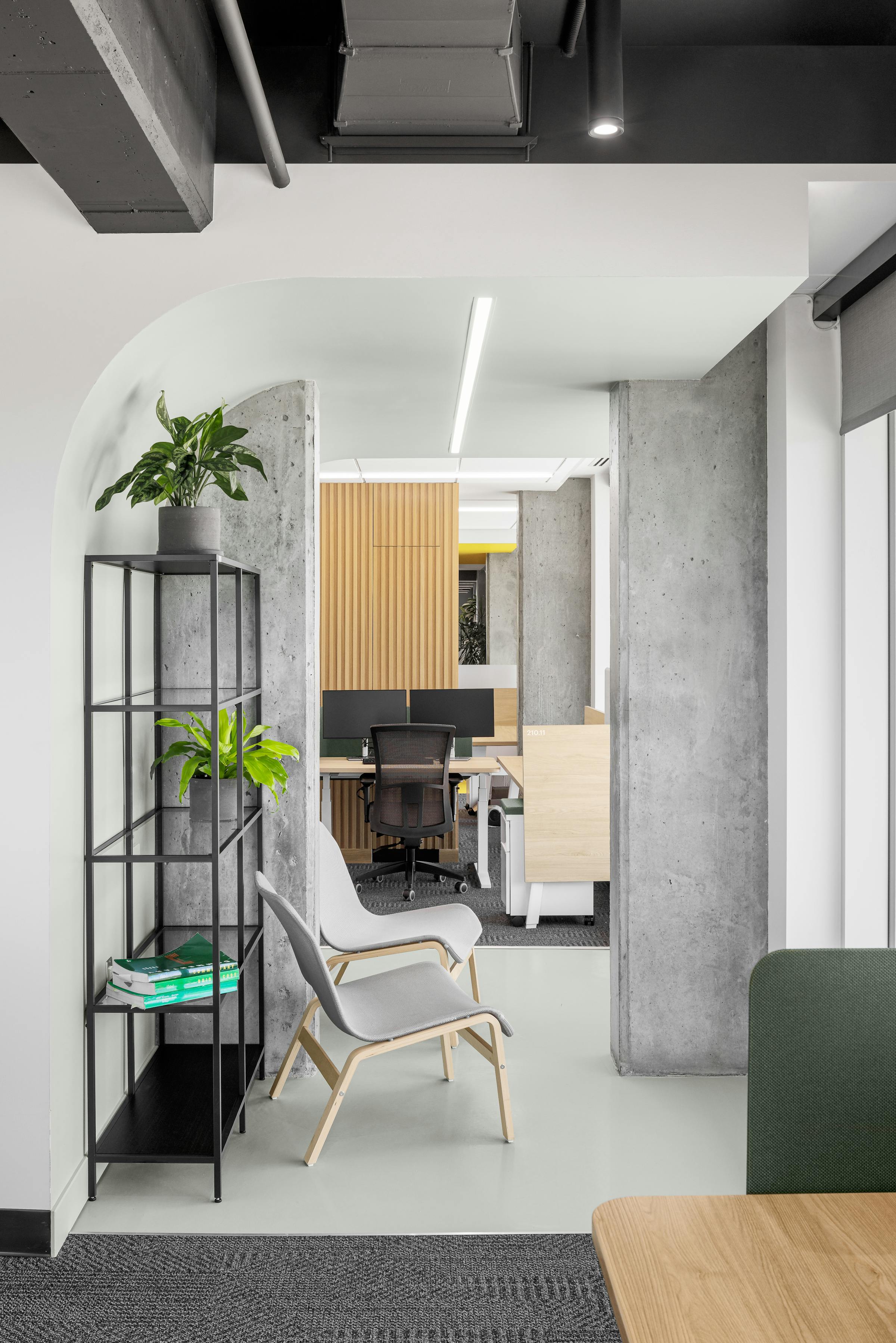 Espace lounge avec fauteuils confortables et vue sur l'extérieur verdoyant.