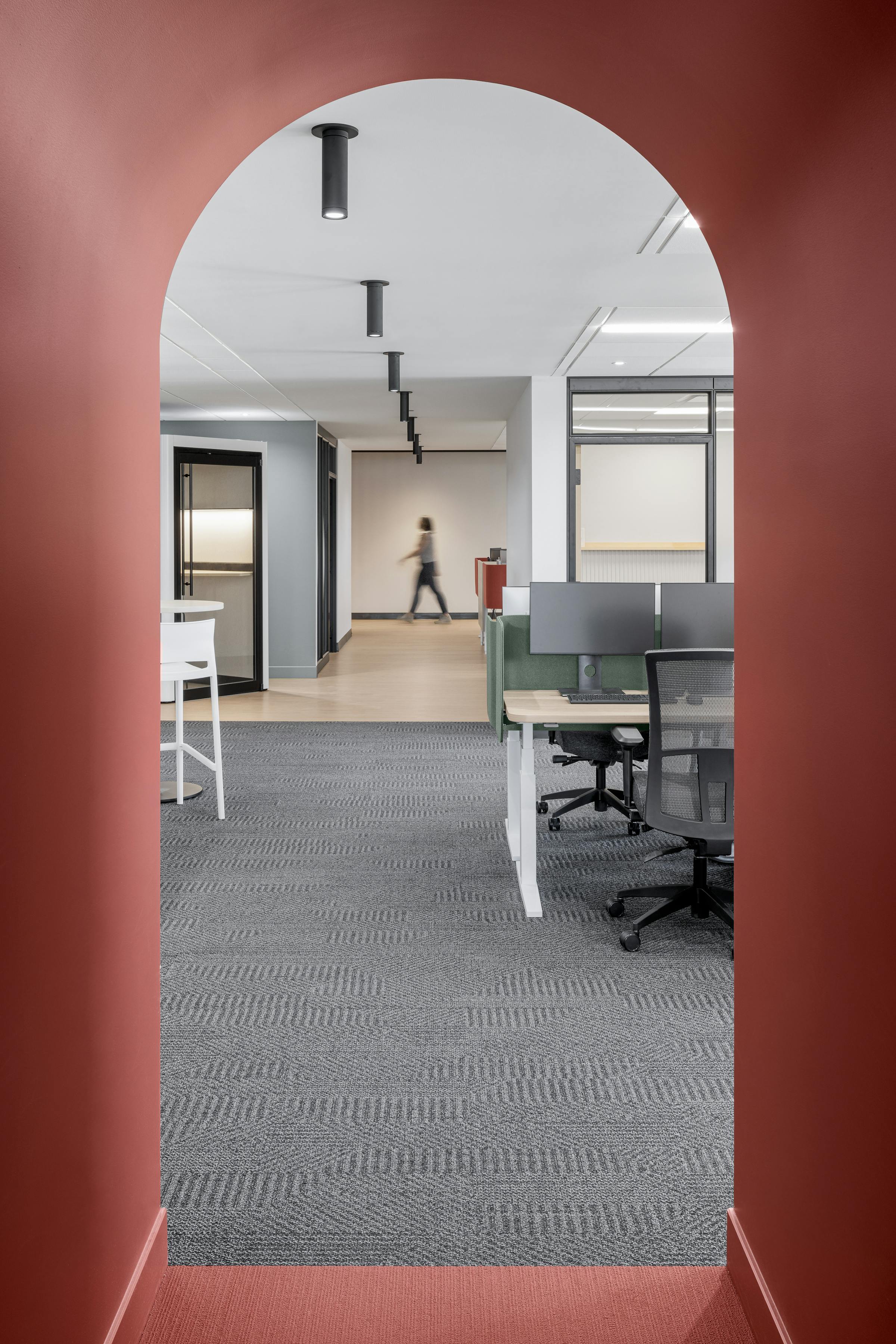 Couloir central avec arche rouge et éclairage LED.