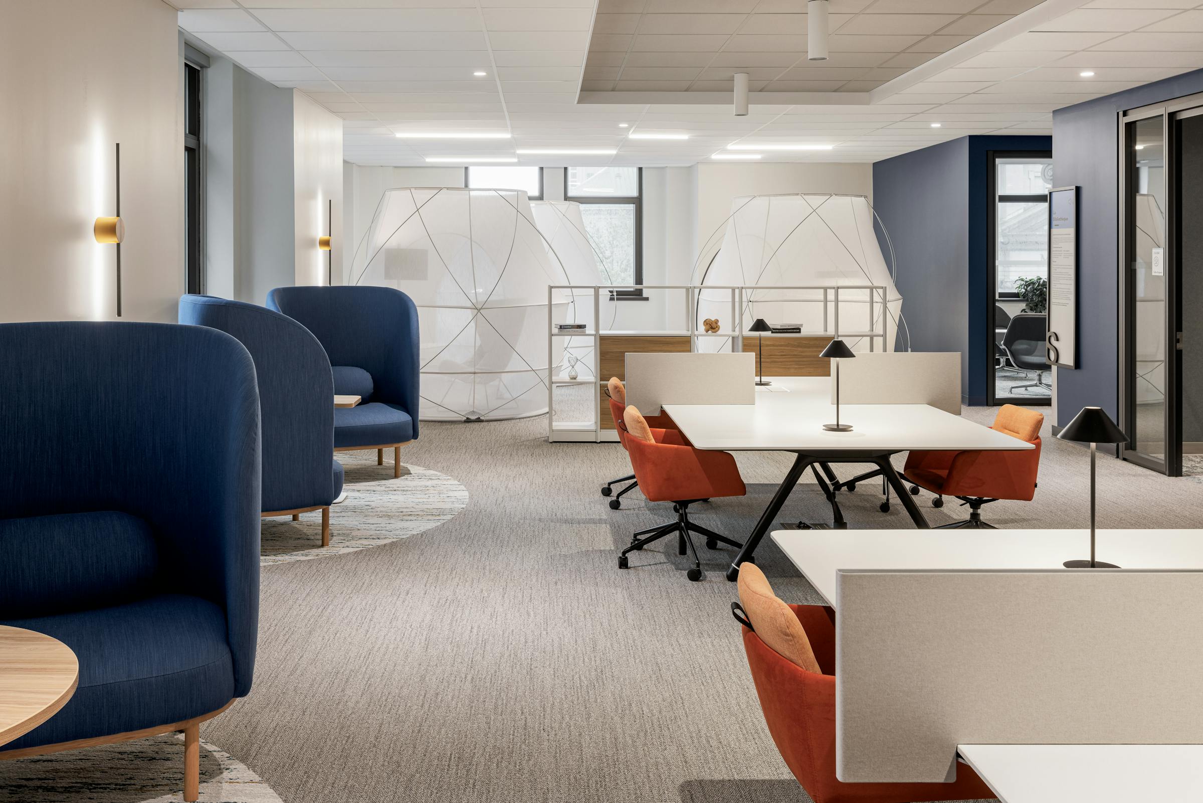 Open space moderne : un espace de travail conçu avec un design architectural épuré.