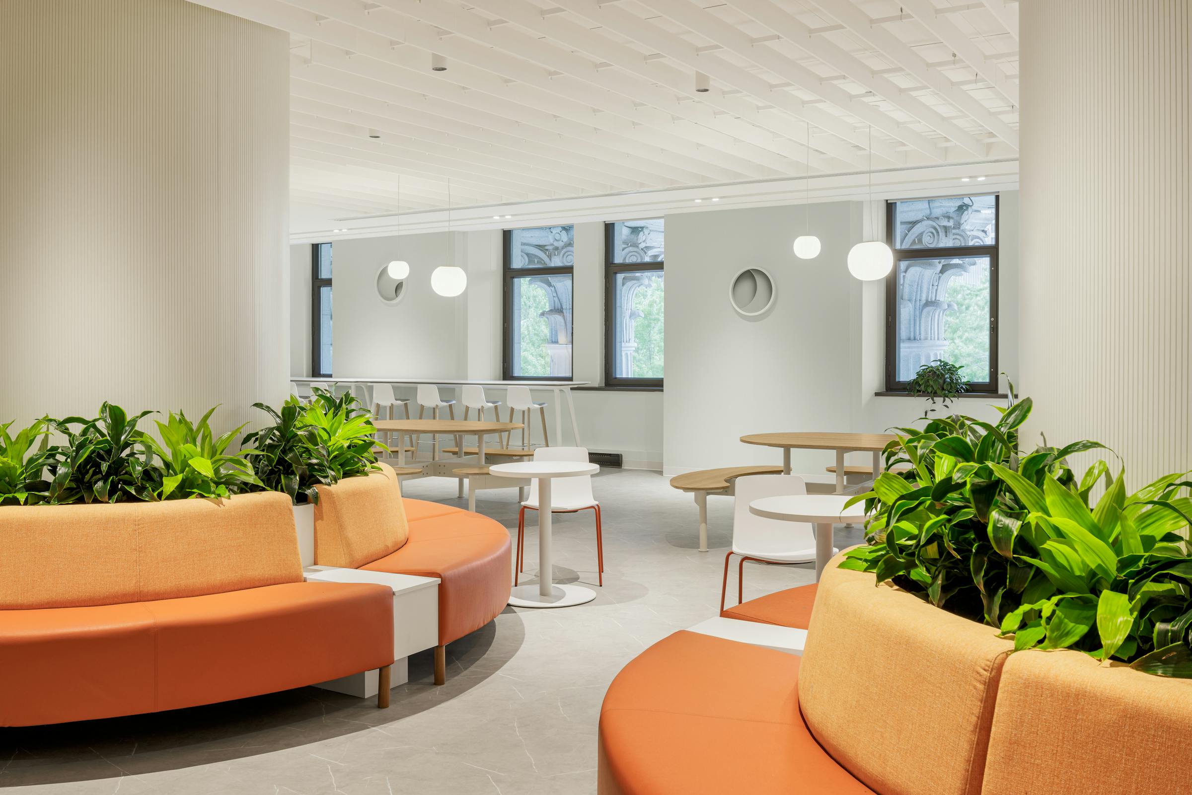 Coin repas design, parfaitement intégré dans l’architecture globale du projet.