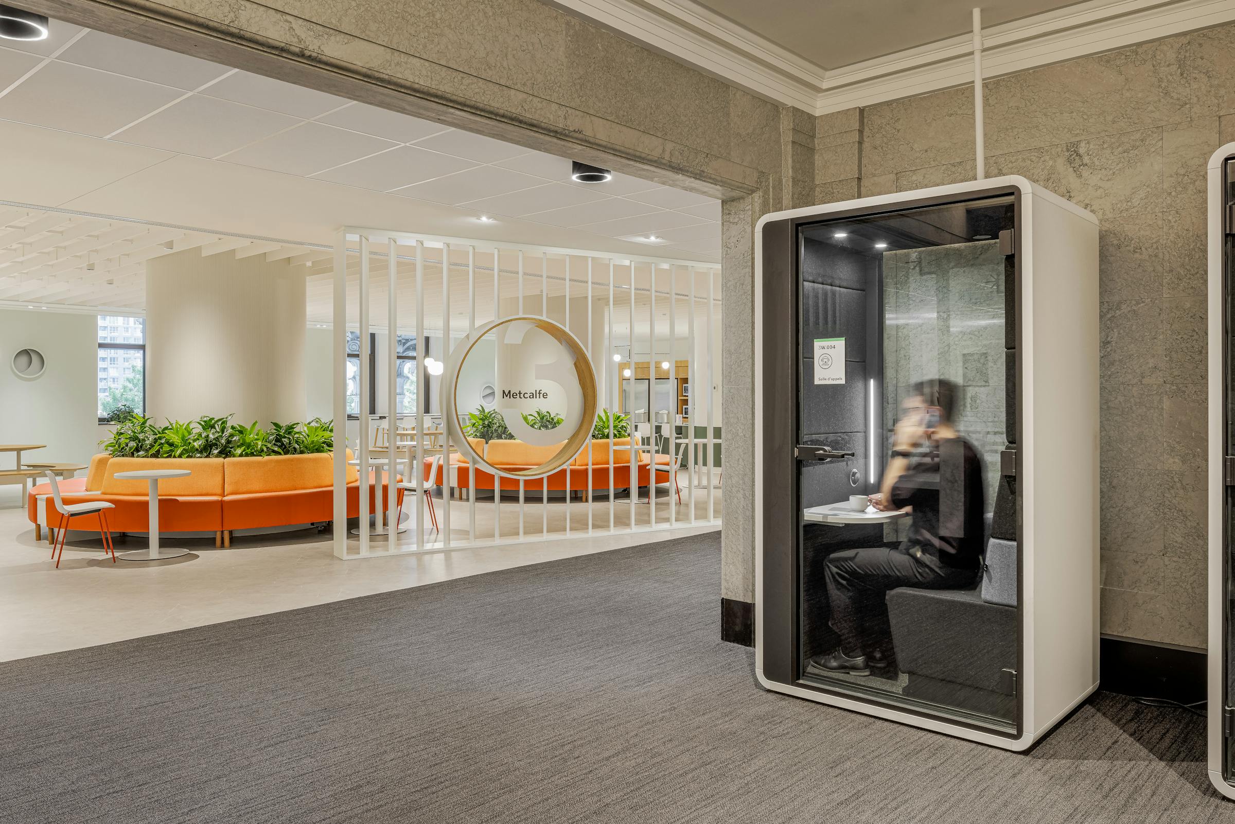 Phone booths : cabines design parfaitement intégrées à l’architecture intérieure.