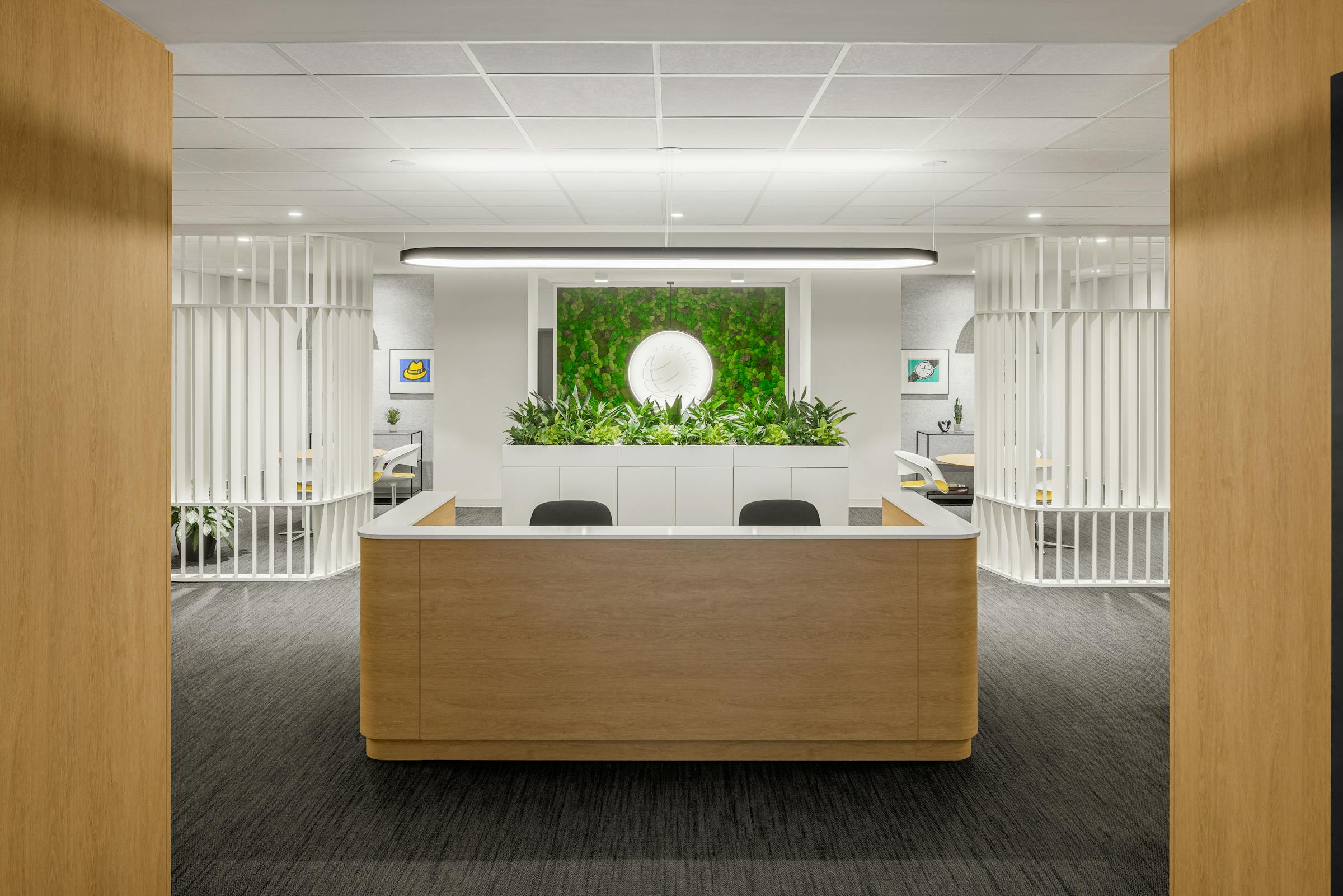 Accueil principal : une architecture élégante sublimée par des éléments de design végétal.