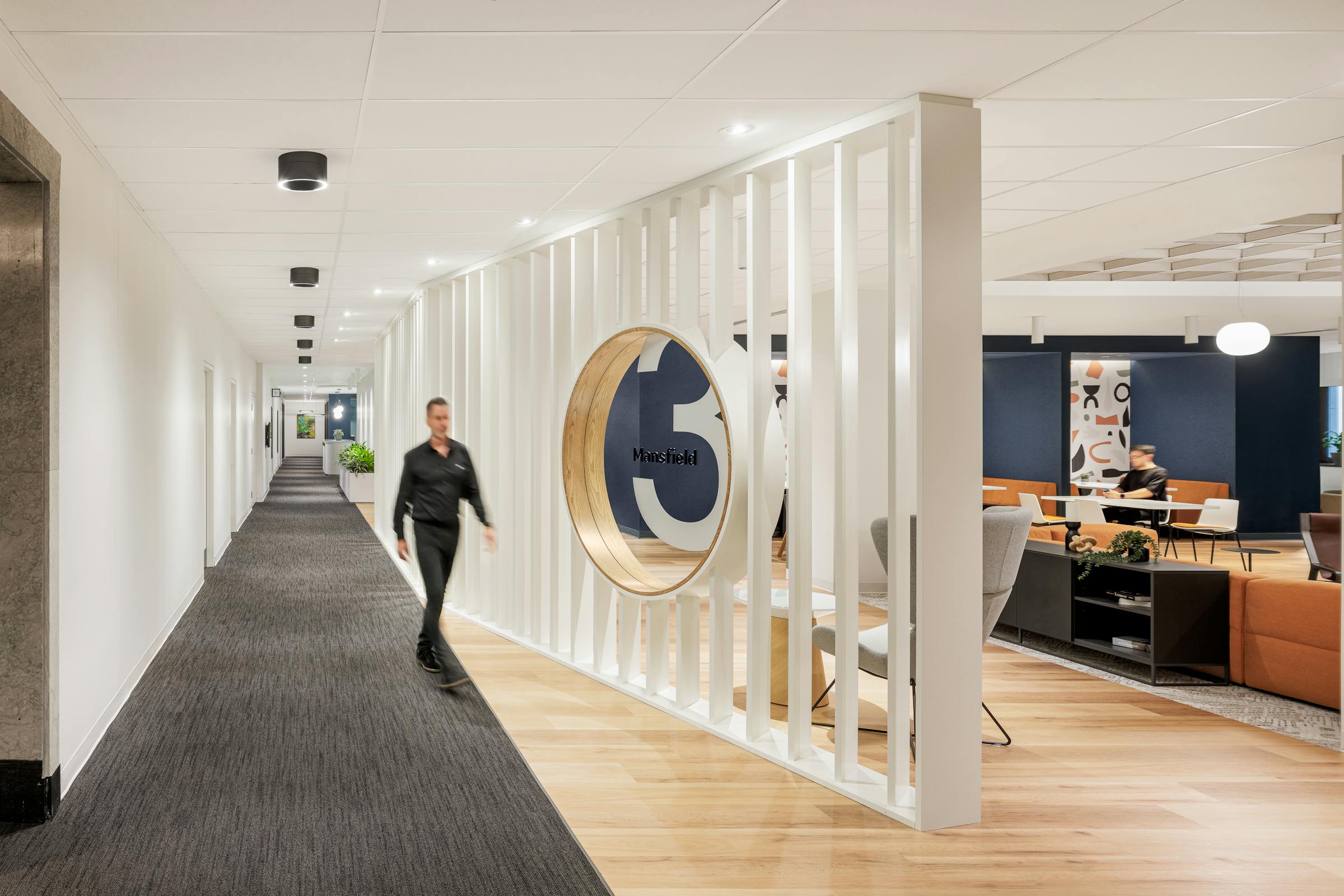 Couloir principal : une architecture mise en valeur par des éléments de design artistique.