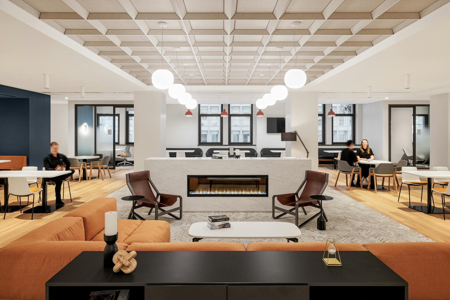 Work café lumineux : un coin détente mariant design contemporain et architecture fonctionnelle.