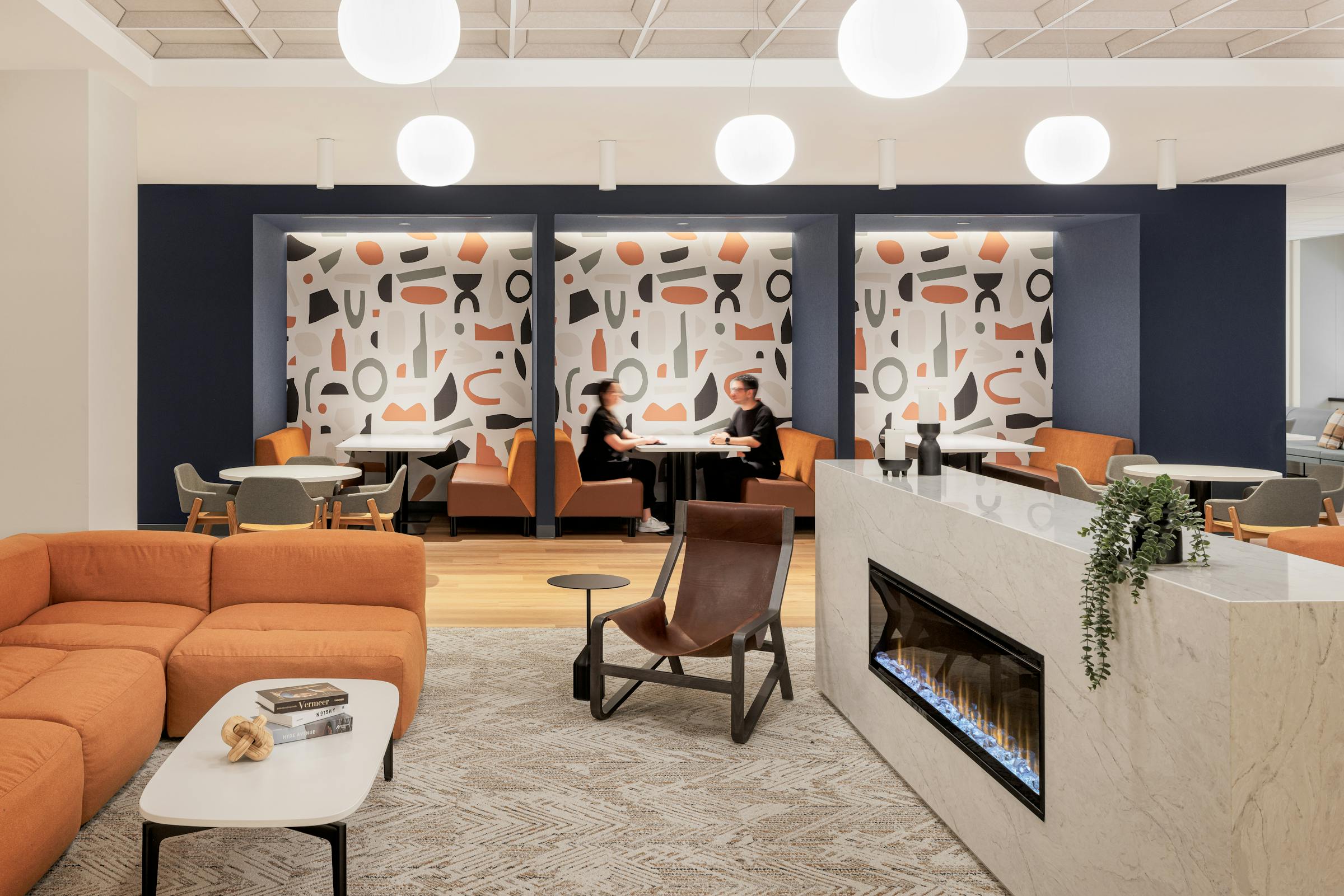 Espace de détente avec un design architectural axé sur le bien-être.