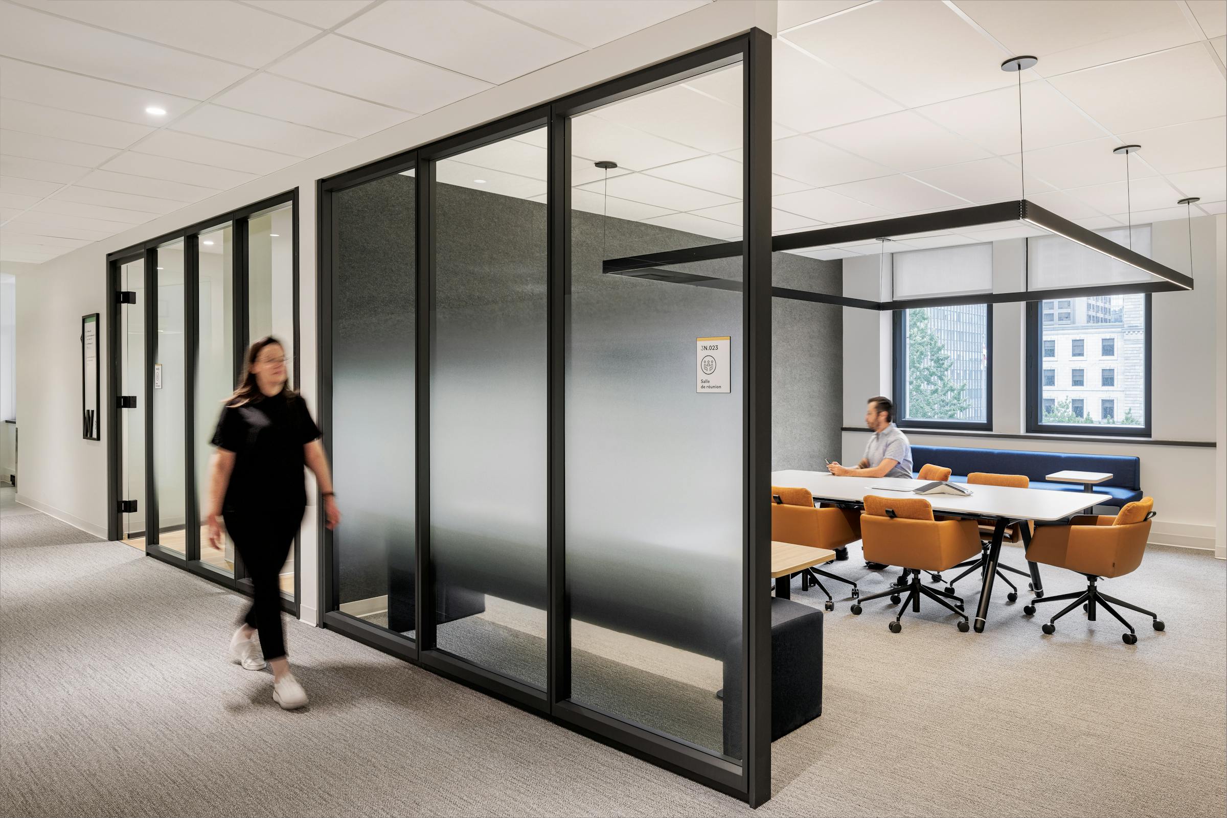 Espace brainstorming : un lieu de réflexion alliant design vibrant et architecture épurée.