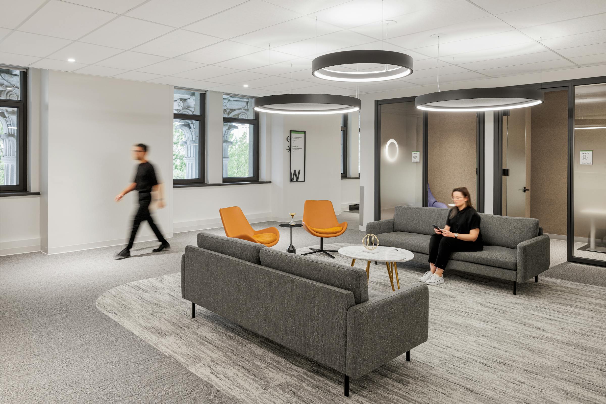 Coin détente : un espace design avec vue, intégrant l’architecture environnante.