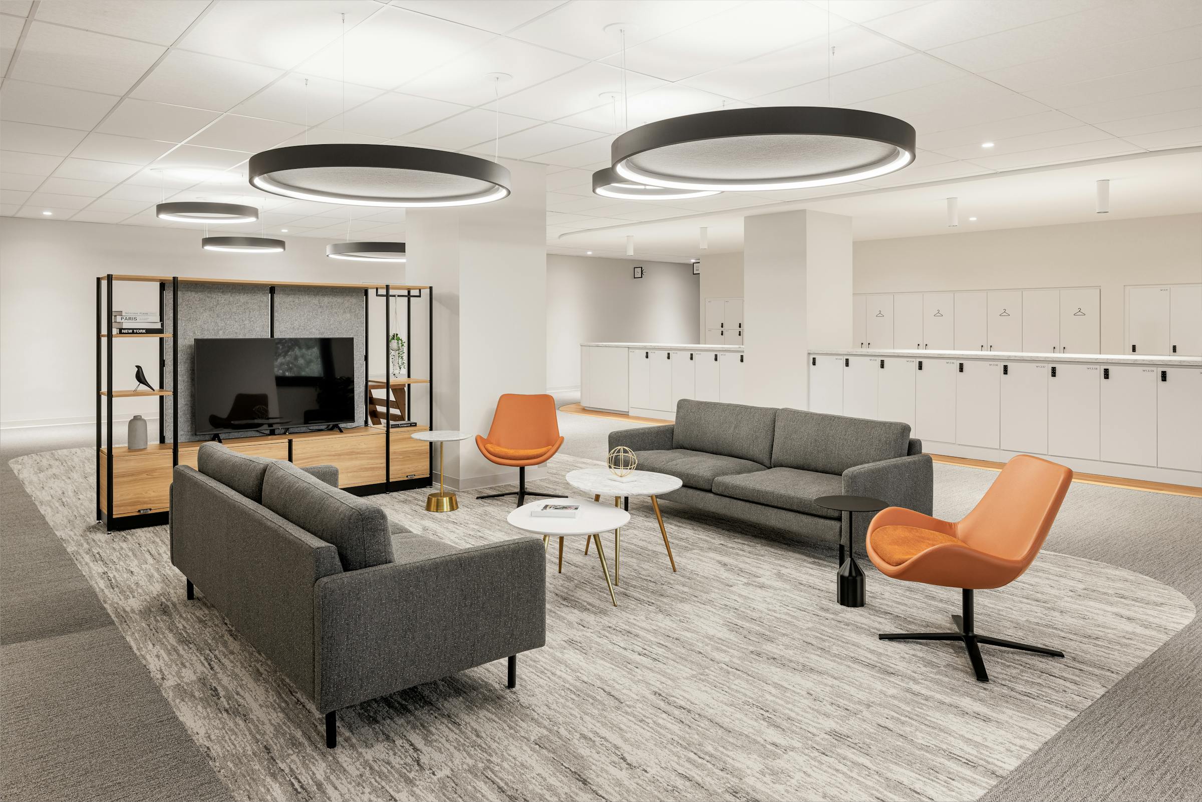 Espace de détente avec un design architectural axé sur le bien-être.