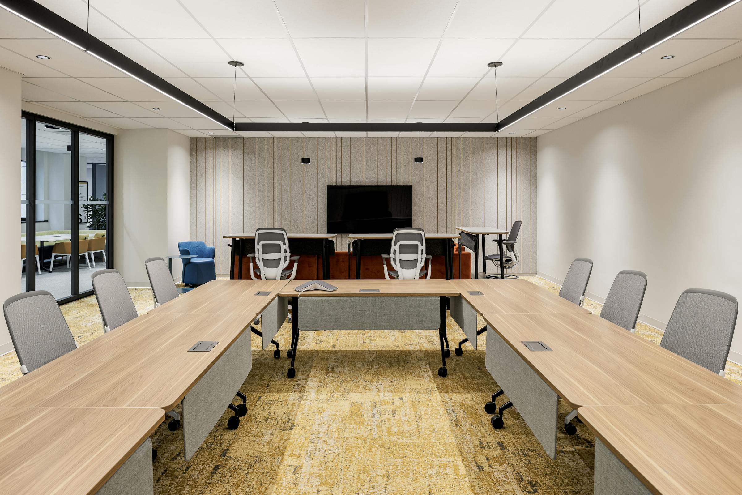 Espace collaboratif : un lieu dédié à la créativité avec un design architectural flexible.