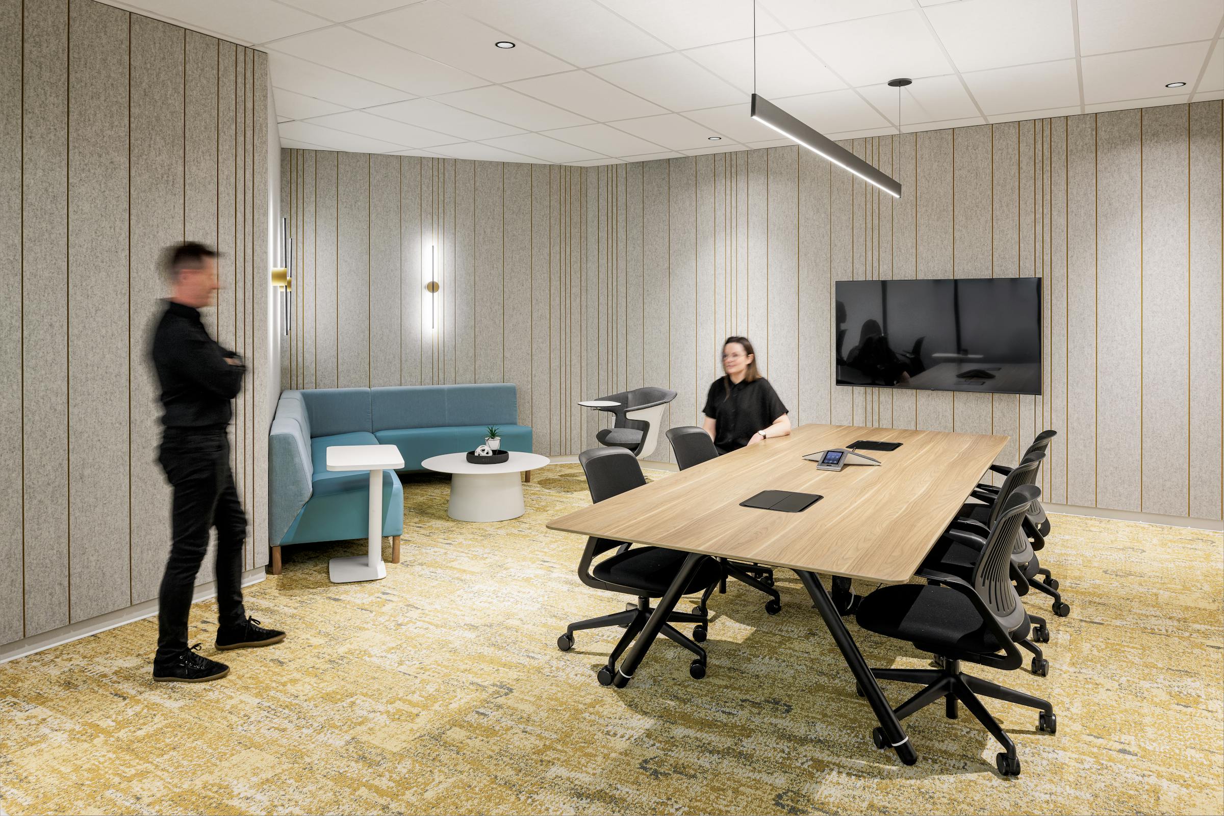 Salle de réunion : un espace design équipé pour des échanges professionnels.