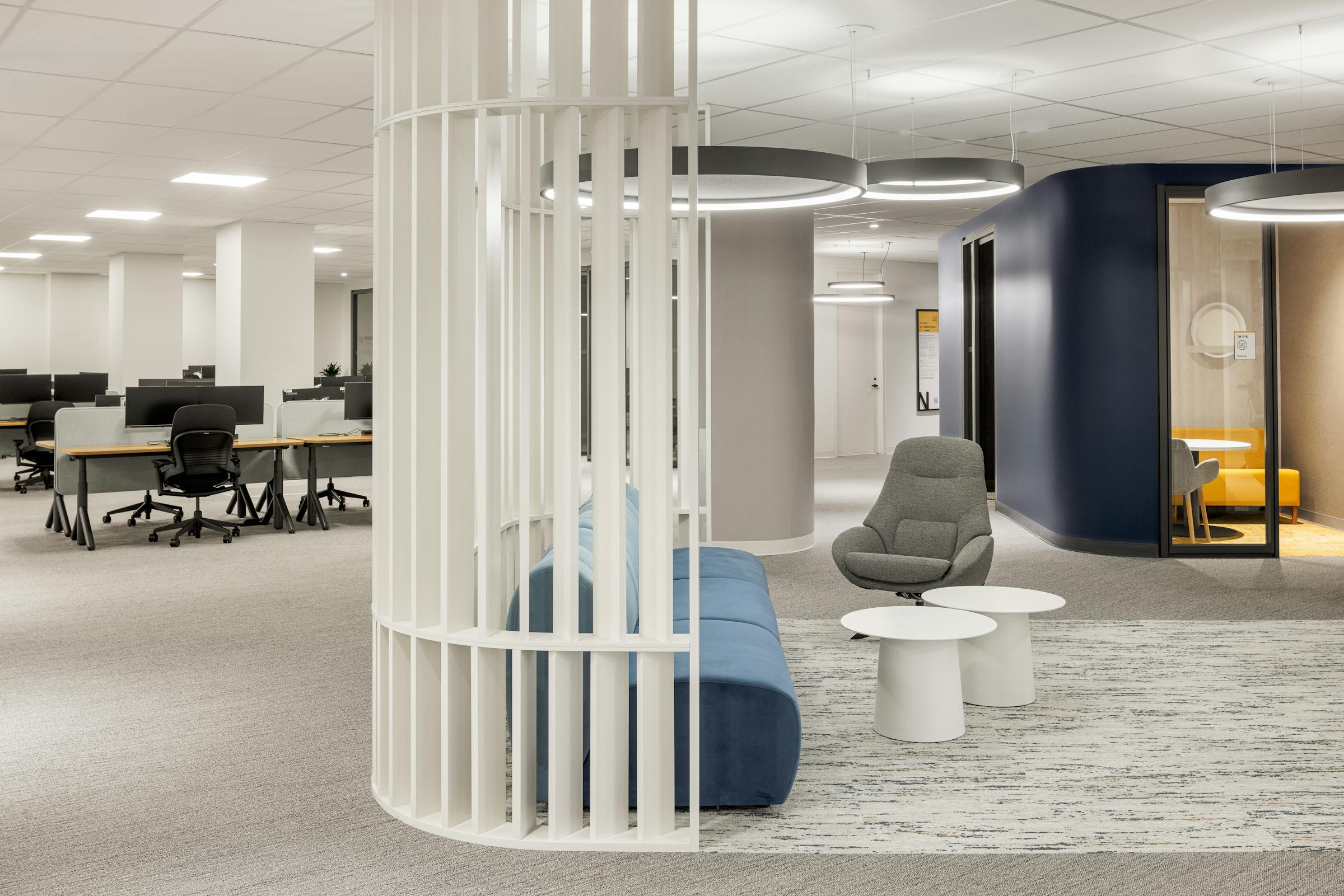 Coin collaboratif avec un mobilier design adapté à l'architecture.