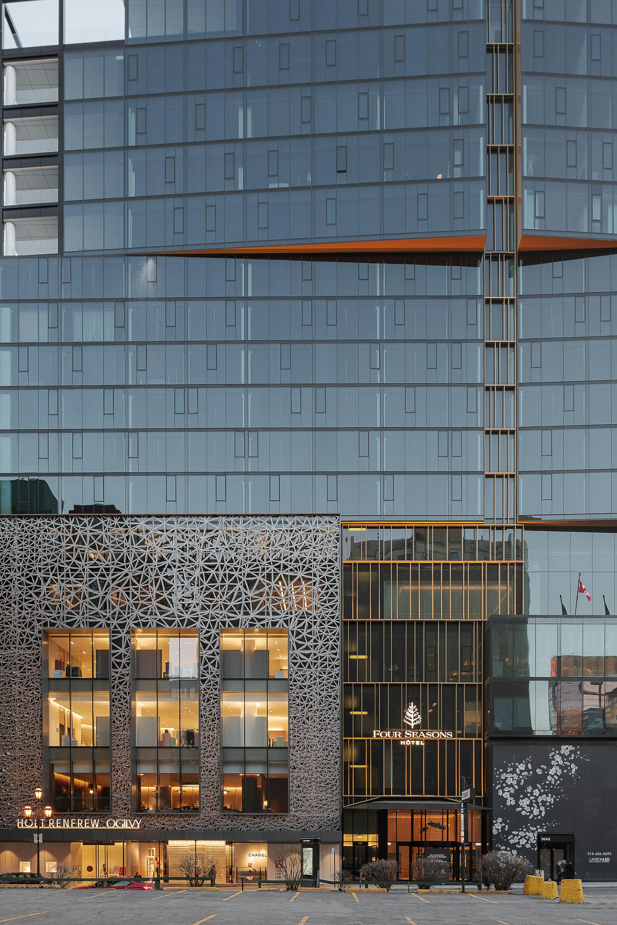 Architecture moderne d'un hotel avec des details architecturaux interessant sur la facade.