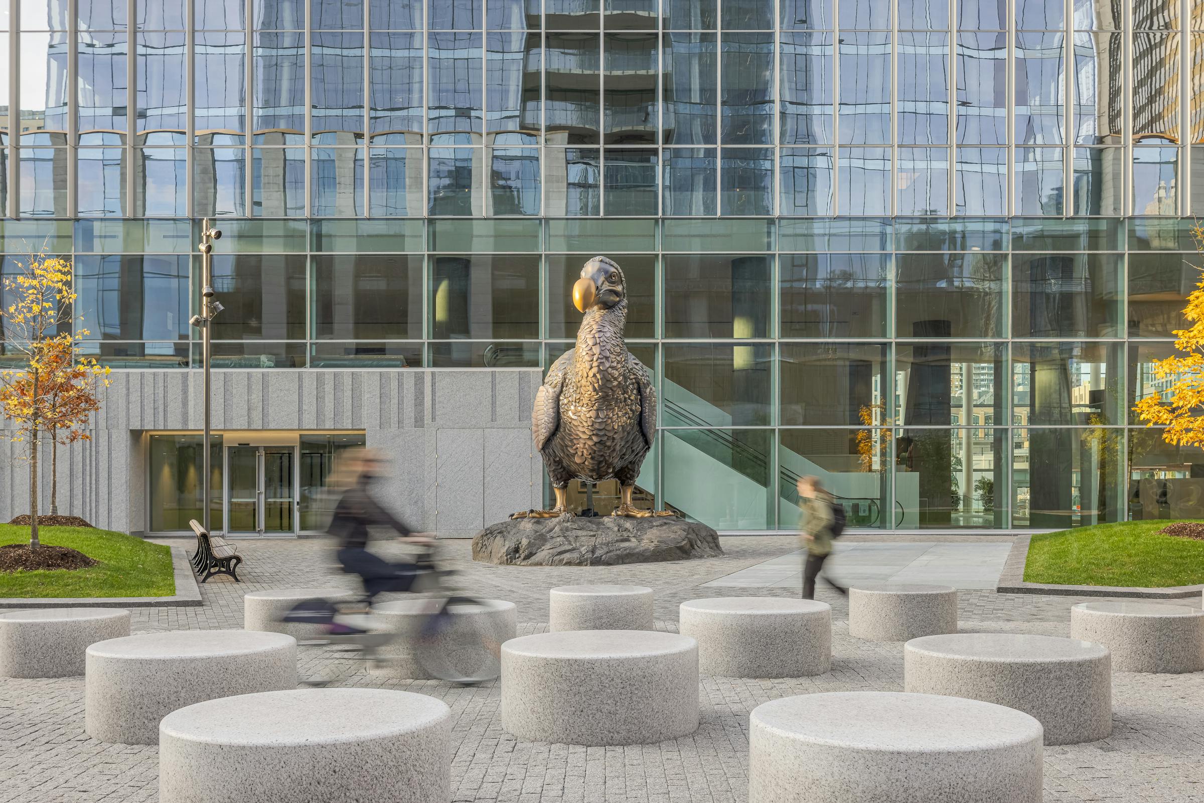 Aire de repos avec modules en pierre, disposés autour d’un îlot planté.