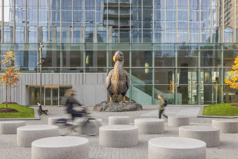 Aire de repos avec modules en pierre, disposés autour d’un îlot planté.