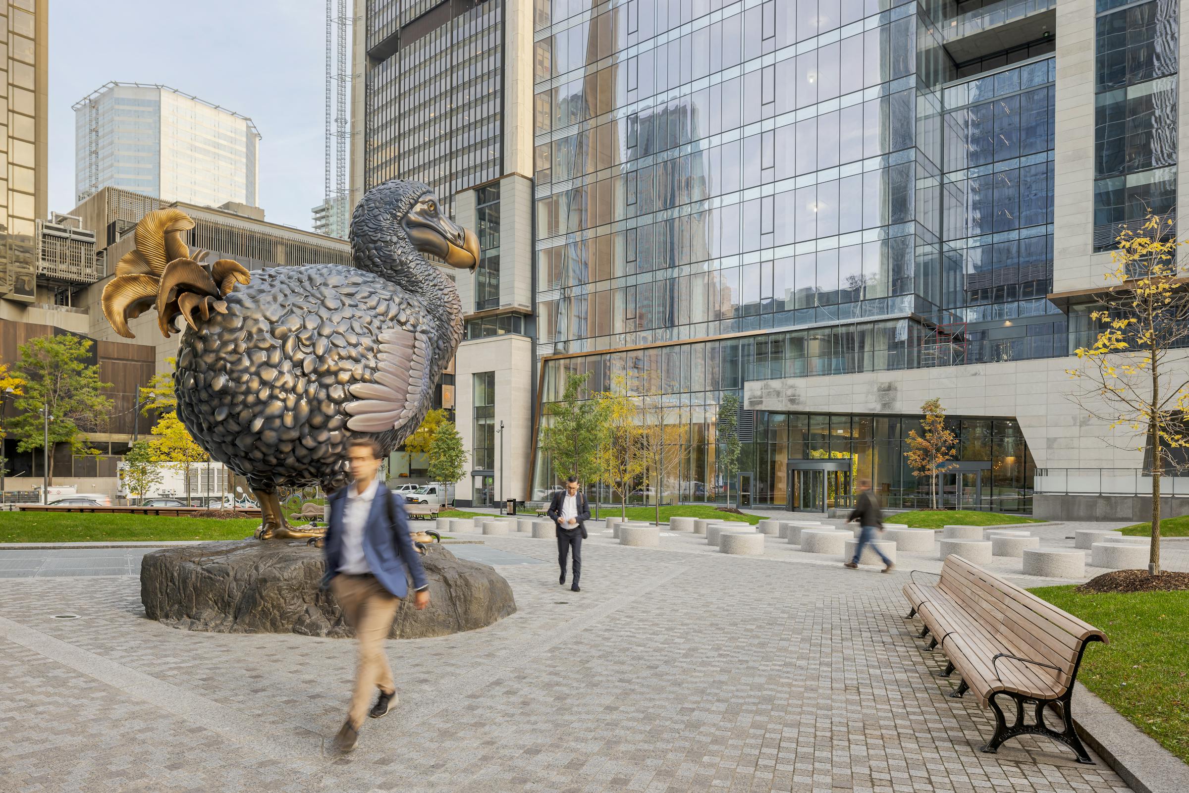 Sculpture monumentale d’un Dodo au cœur du parc, dialogue entre art public et aménagement paysager.