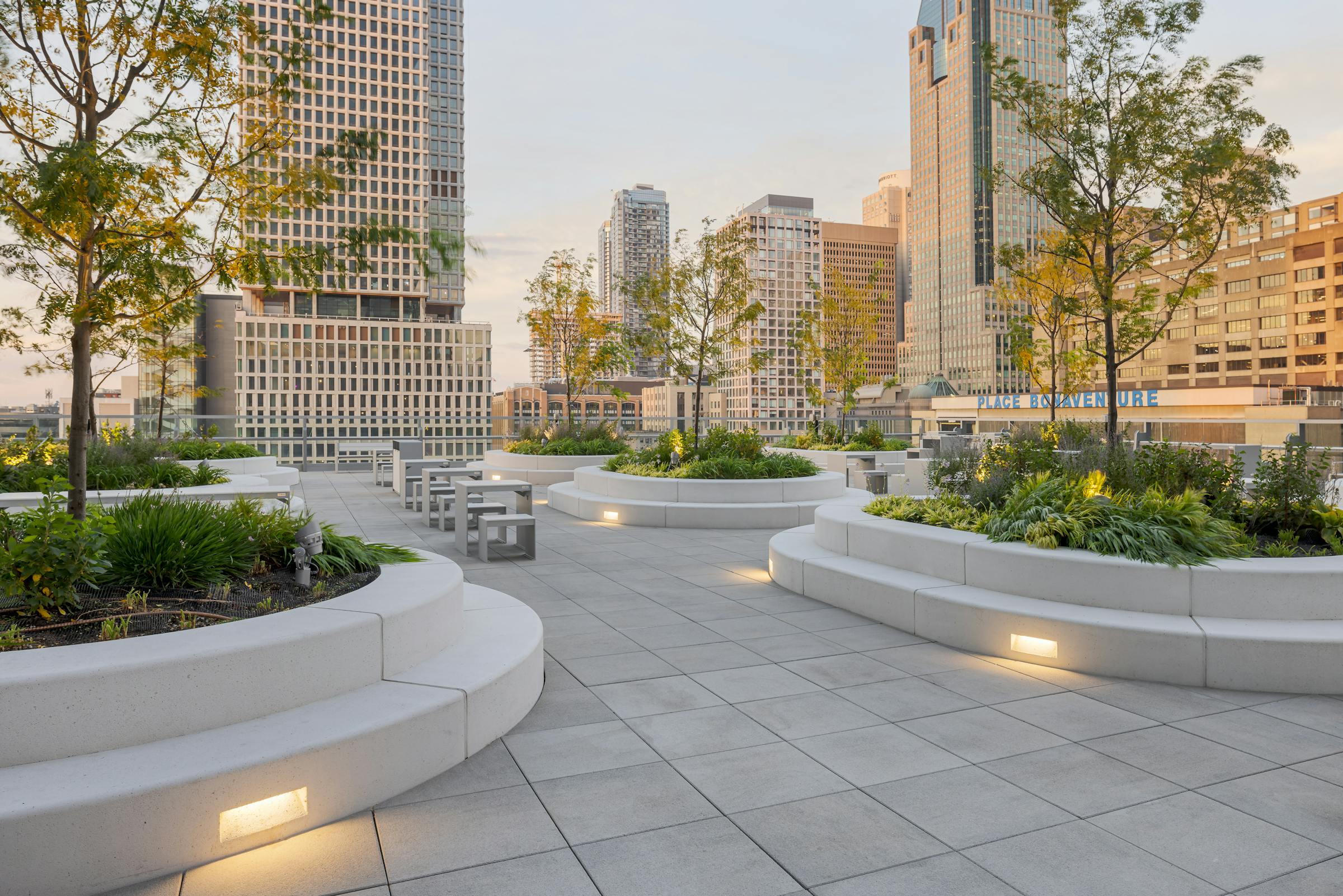 Terrasse avec mobilier design et plantations en bacs, offrant un espace de détente en hauteur.