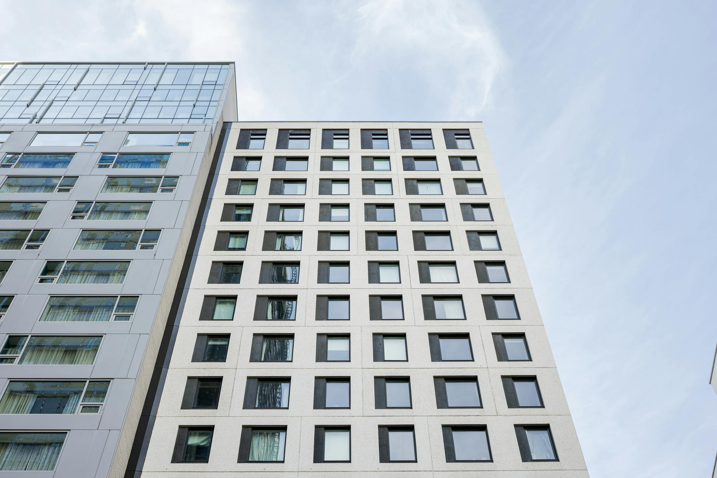 Vue en contre-plongée sur la tour du Palay, soulignant l’effet graphique des fenêtres répétées.