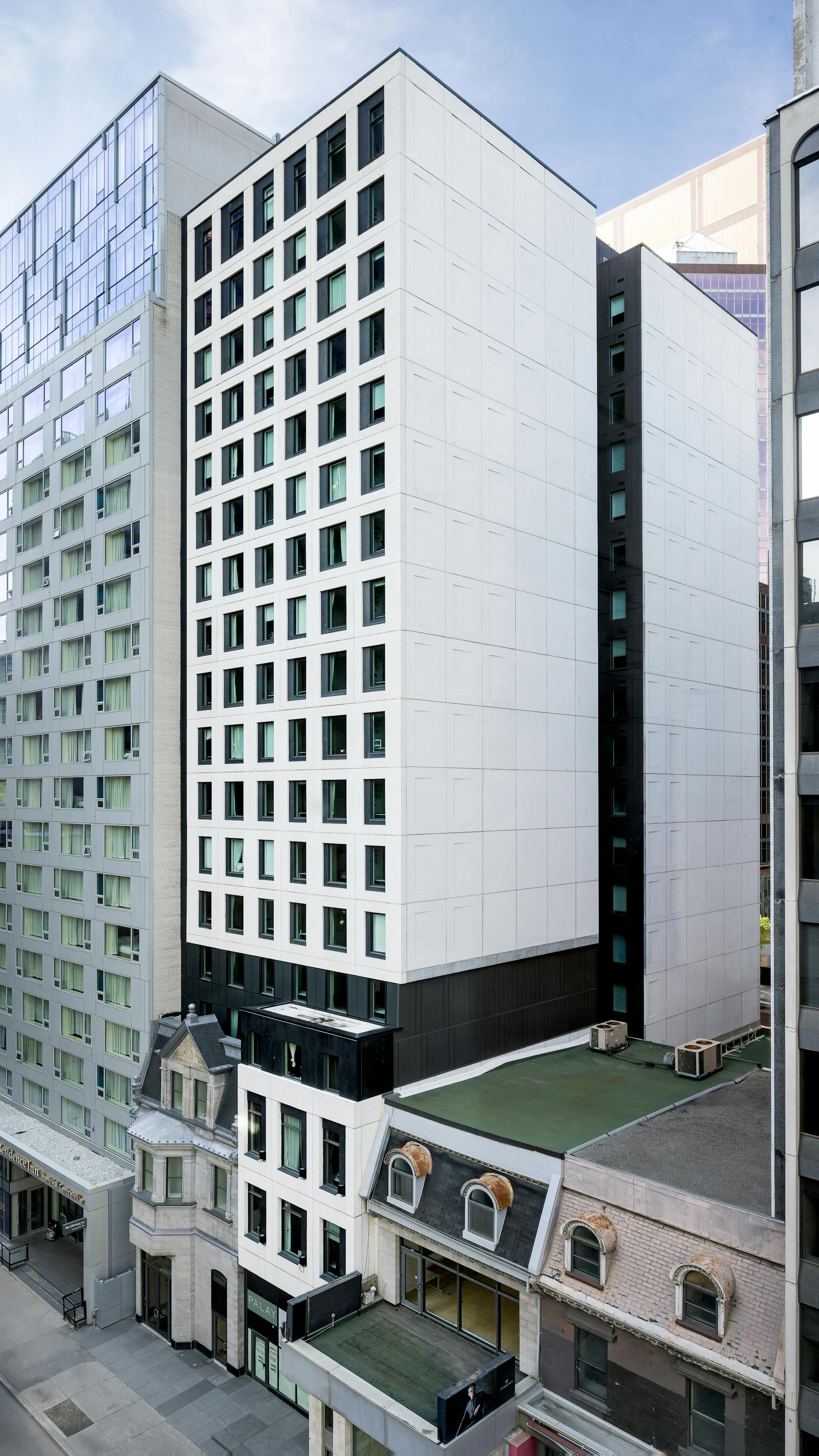 Photographie capturant la densité verticale d’un îlot du centre-ville de Montréal.