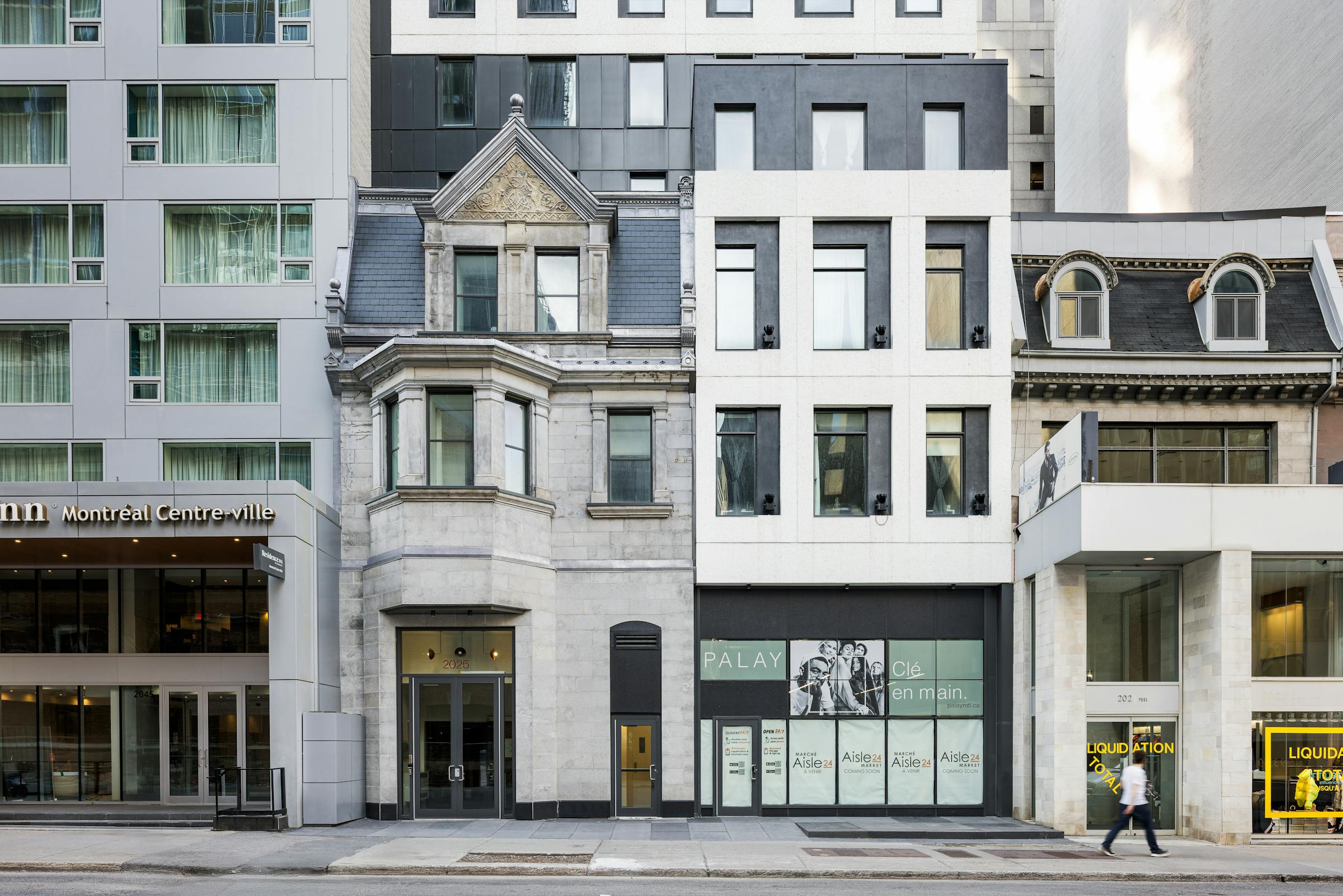 Façade du Palay mêlant architecture contemporaine et conservation d’un bâtiment patrimonial en pierre.