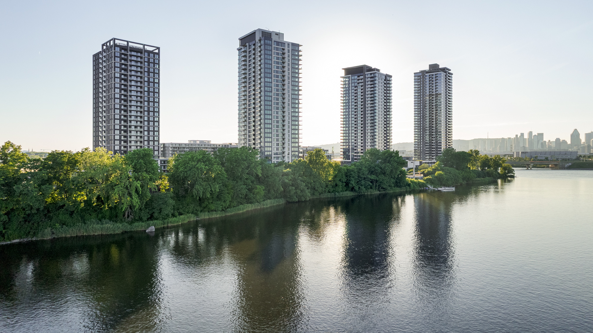 Silhouette élancée d’Evolo NEX se reflétant sur le fleuve Saint-Laurent.