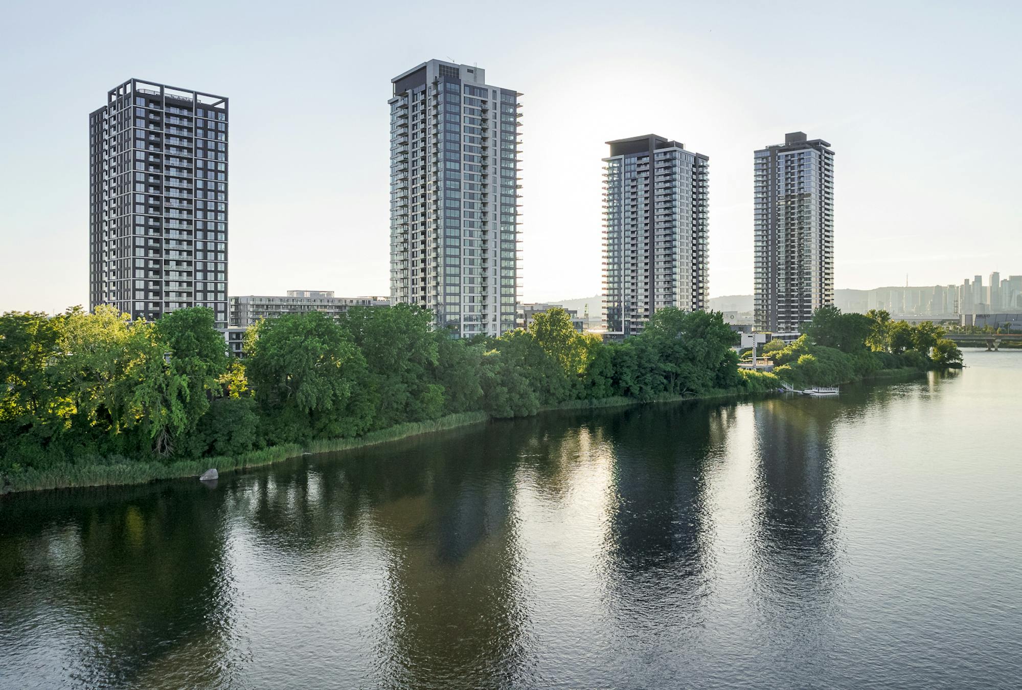 Silhouette élancée d’Evolo NEX se reflétant sur le fleuve Saint-Laurent.