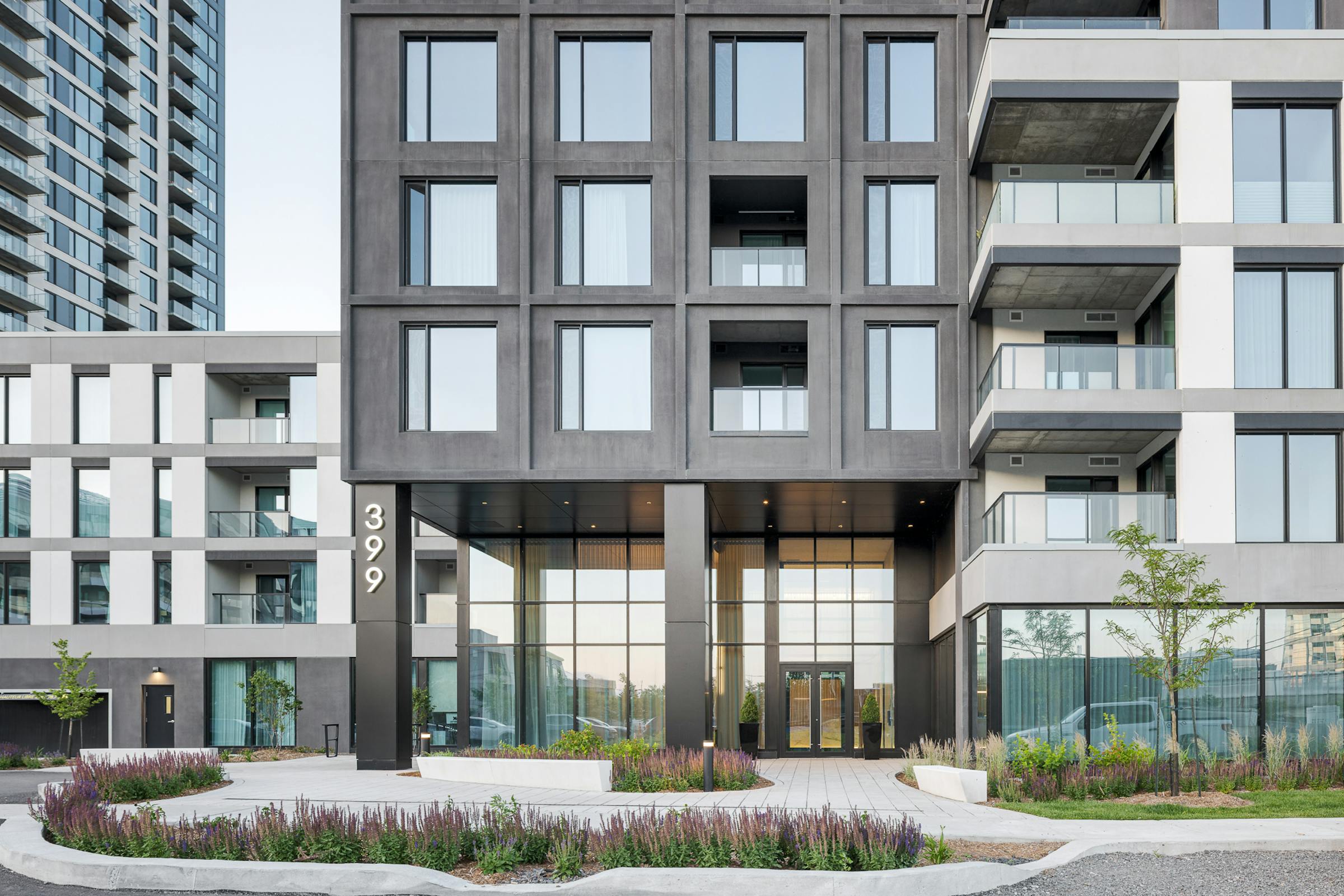 Architecture résidentielle haut de gamme Evolo NEX et promenade riveraine de l’Île-des-Sœurs.