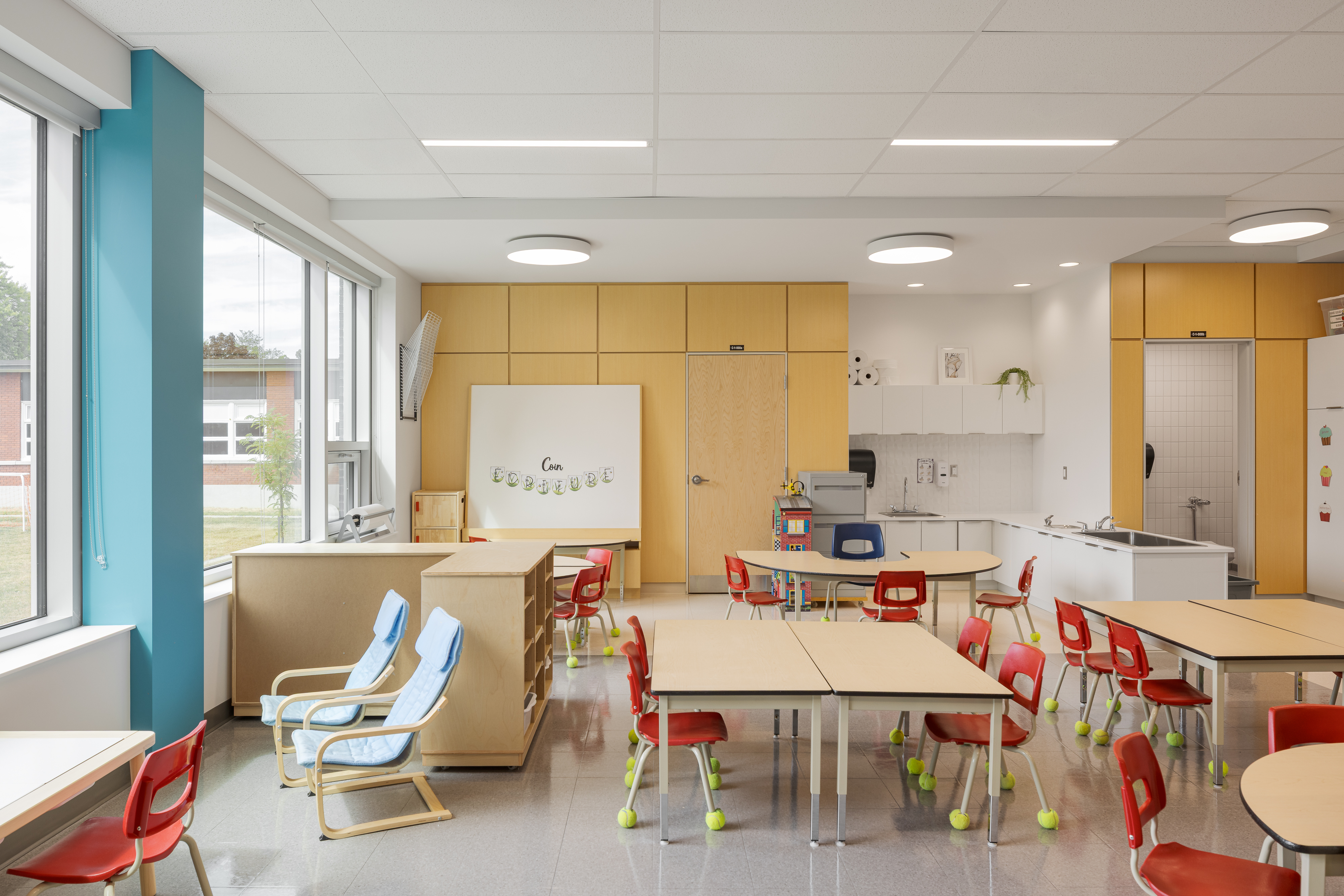 Salle de classe moderne aux finitions en bois naturel.