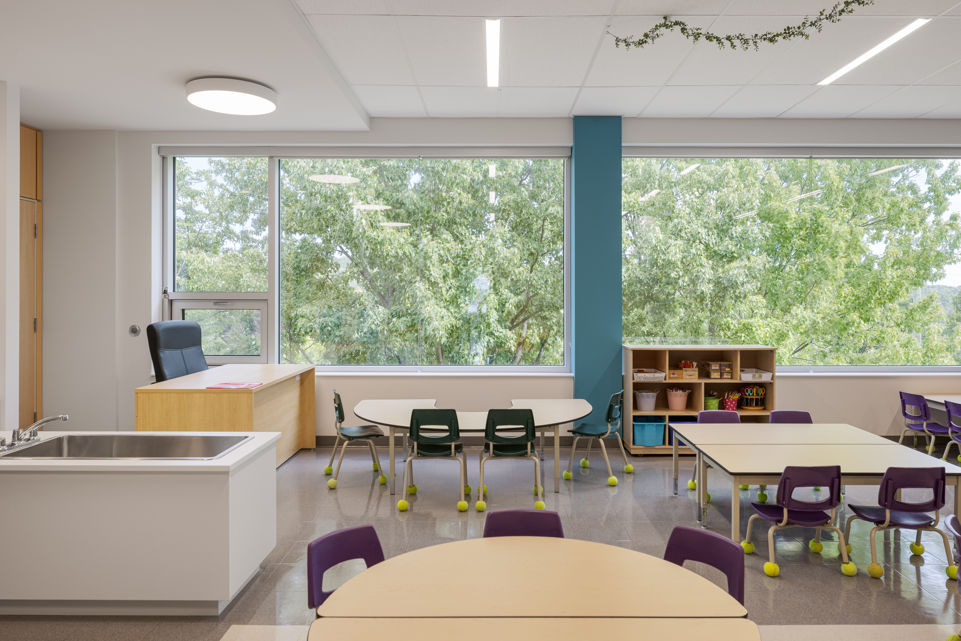 Photographie d’une classe maternelle spacieuse et colorée.