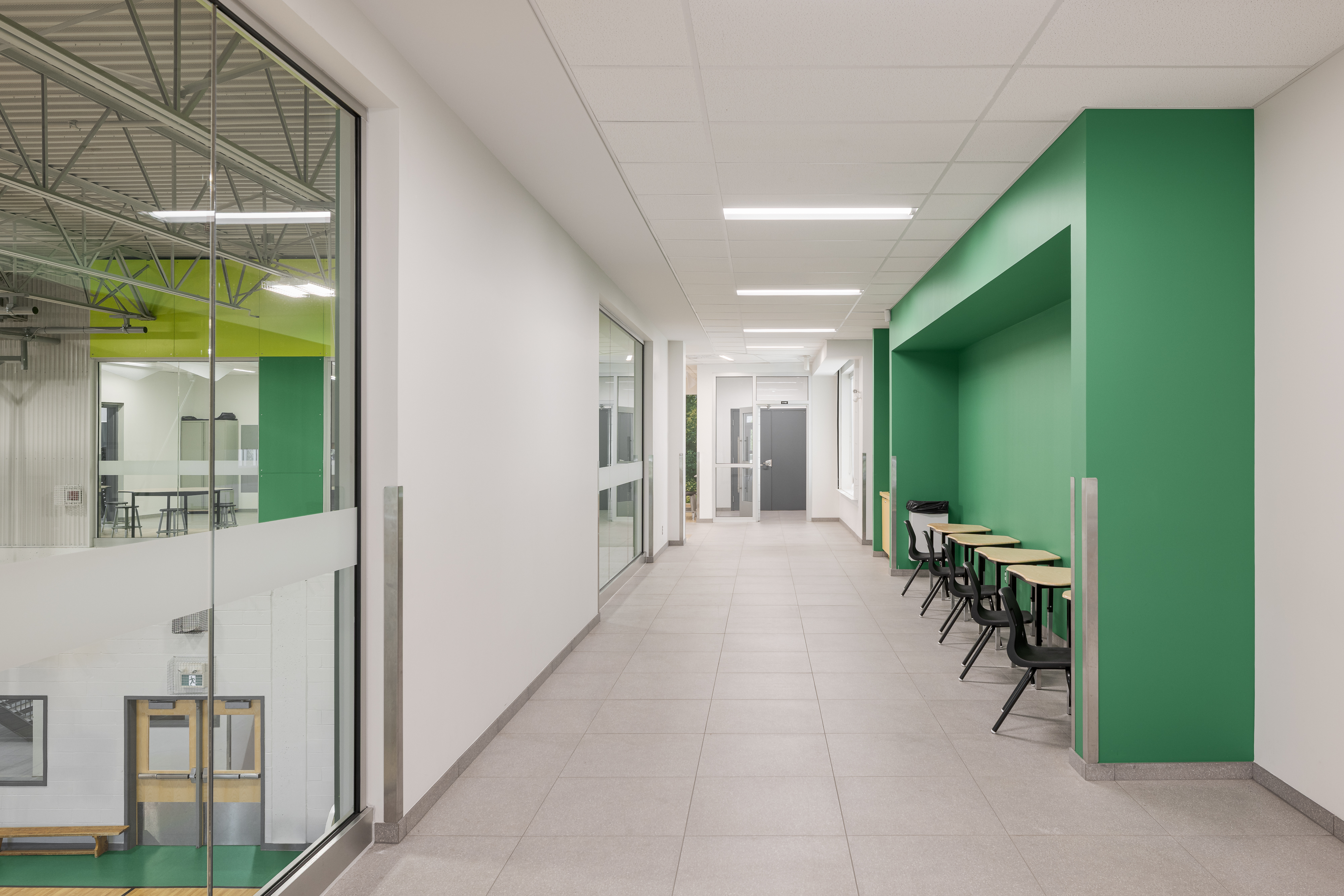 Circulation intérieure mettant en valeur l’architecture institutionnelle.