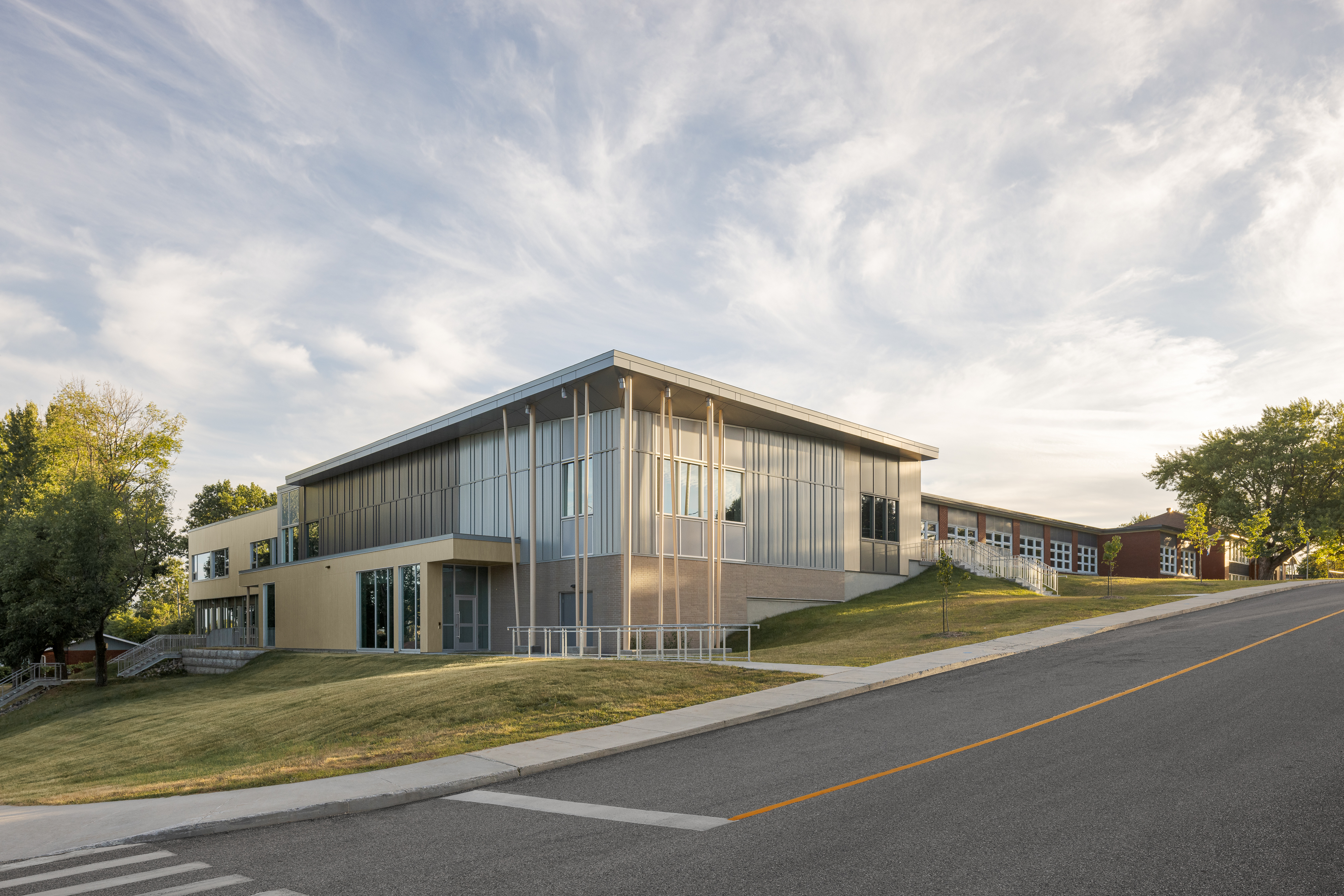 Vue extérieure de l’agrandissement de l’école Marie-Reine à Sherbrooke.