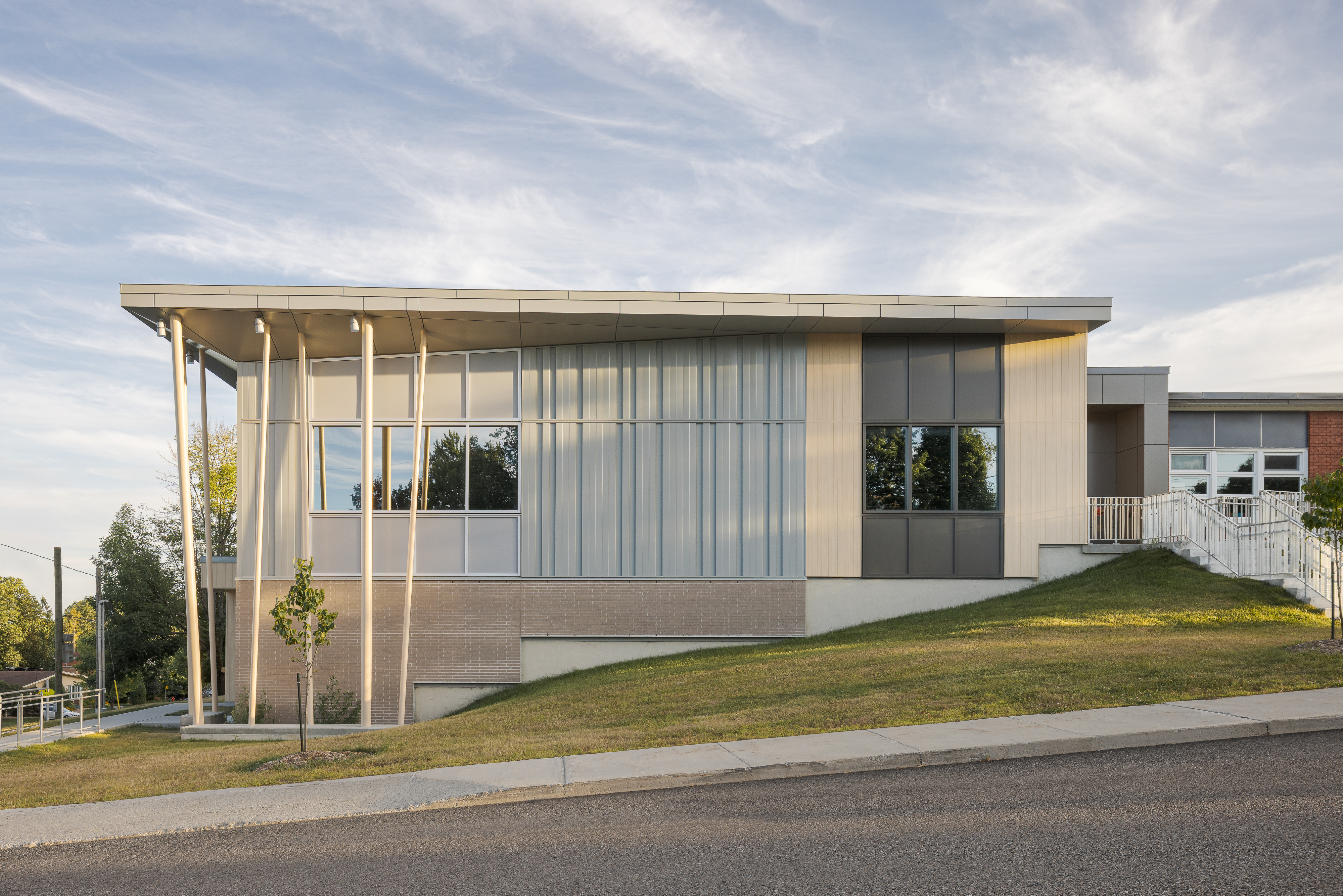 Vue du bâtiment s’intégrant à la topographie naturelle du site.