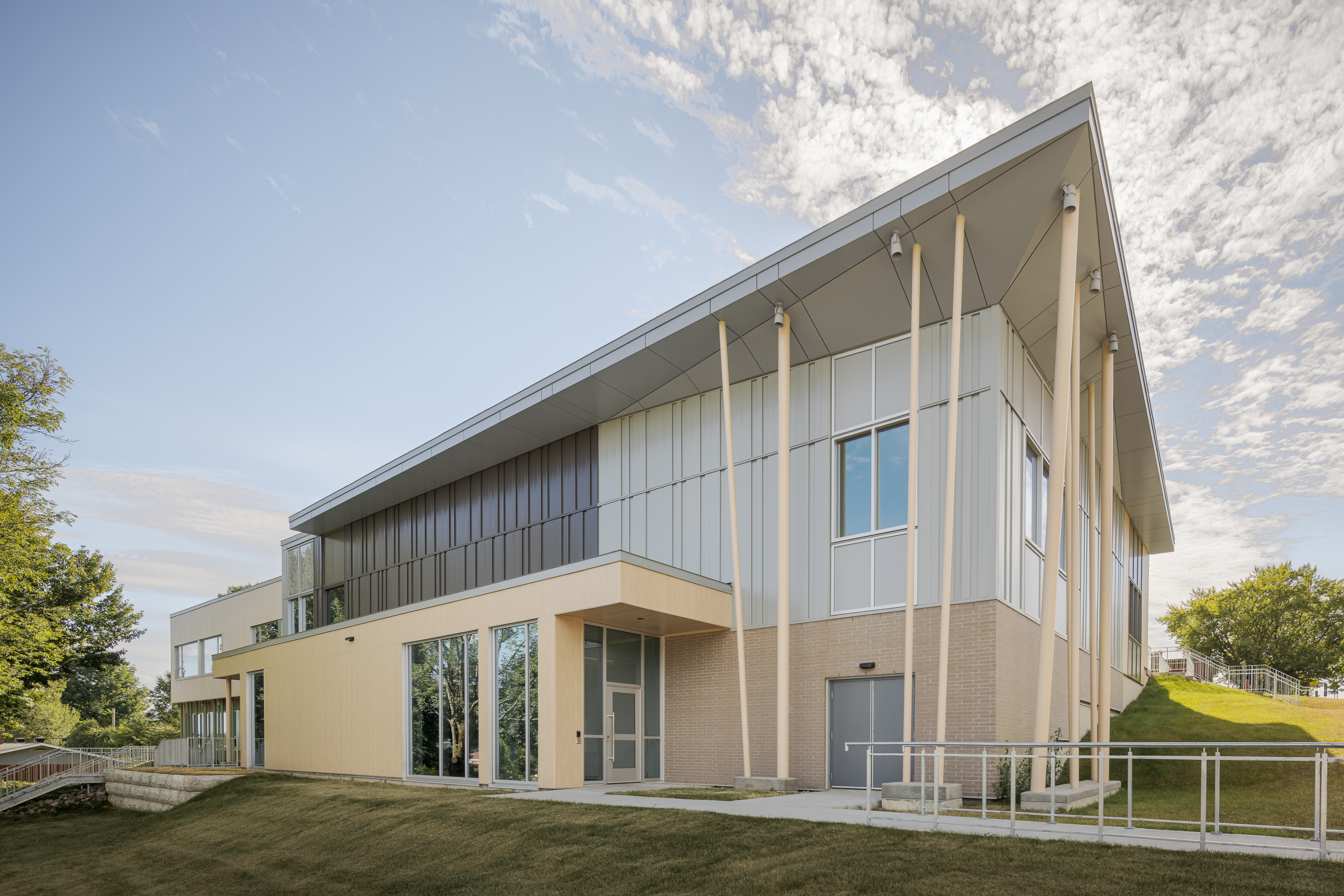 Façade latérale avec rythme des colonnades, accent sur l’architecture institutionnelle.
