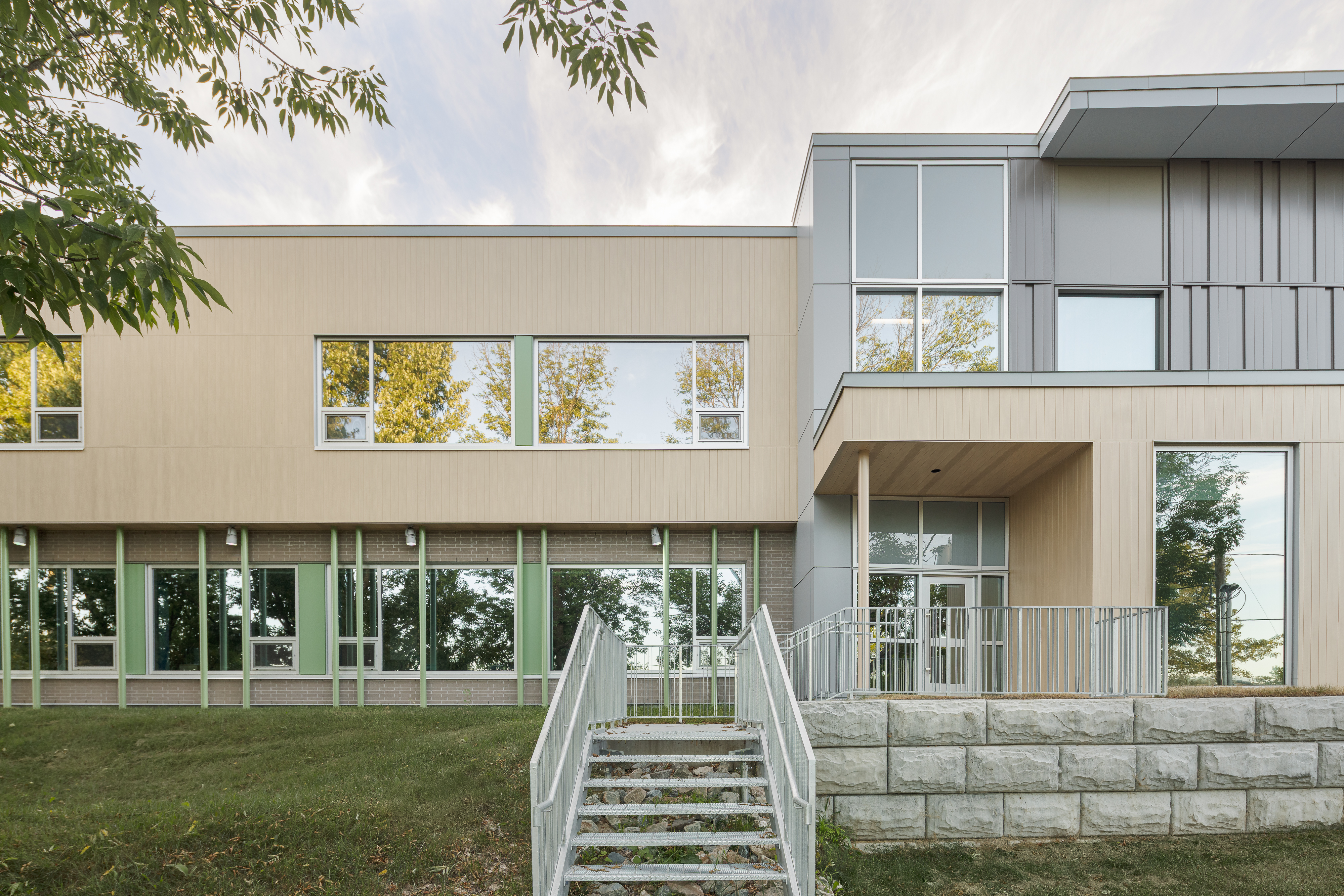 Perspective sur la façade principale de l’agrandissement, architecture lumineuse et sobre.