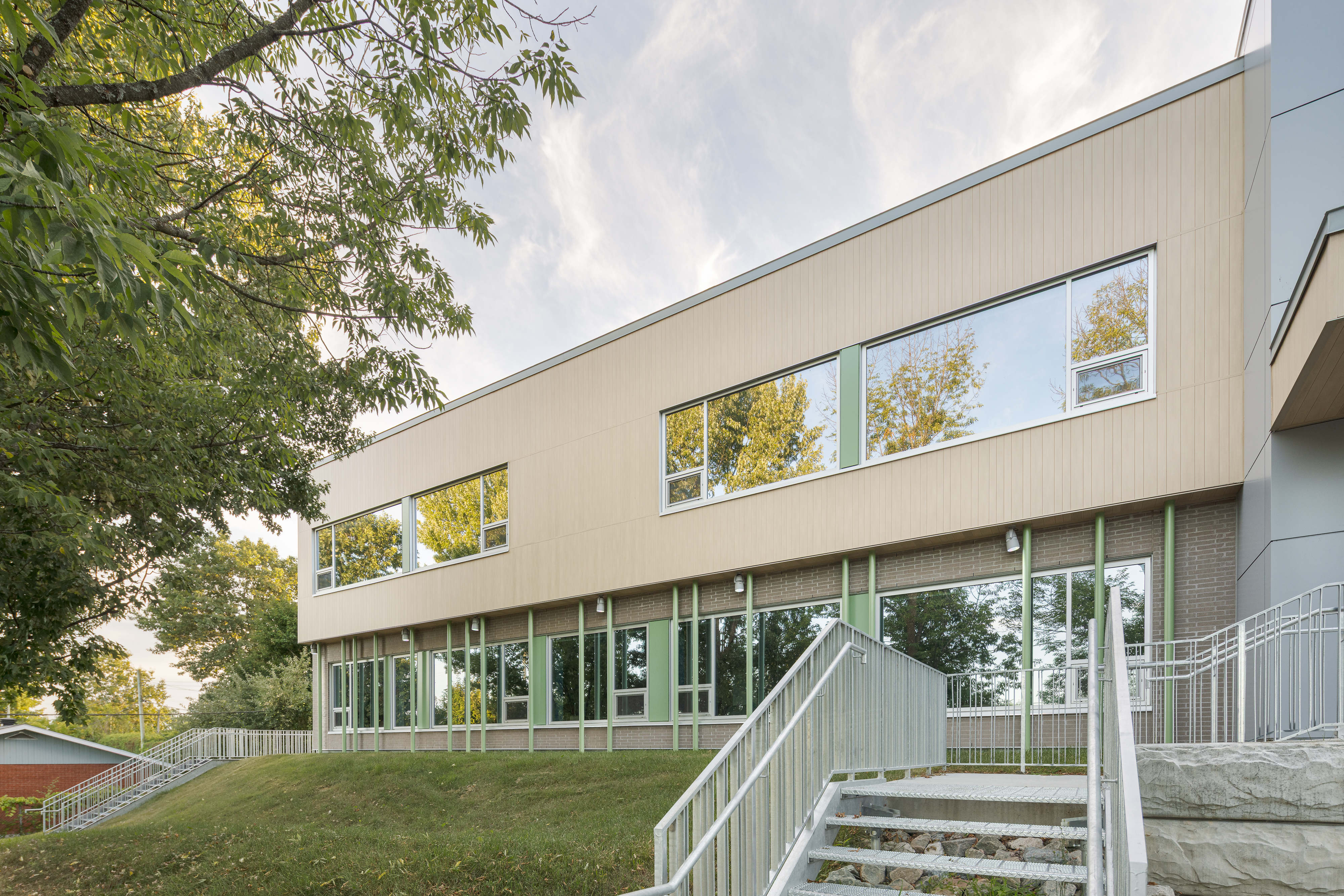 Entrée principale du pavillon agrandi, architecture sobre et accueillante.