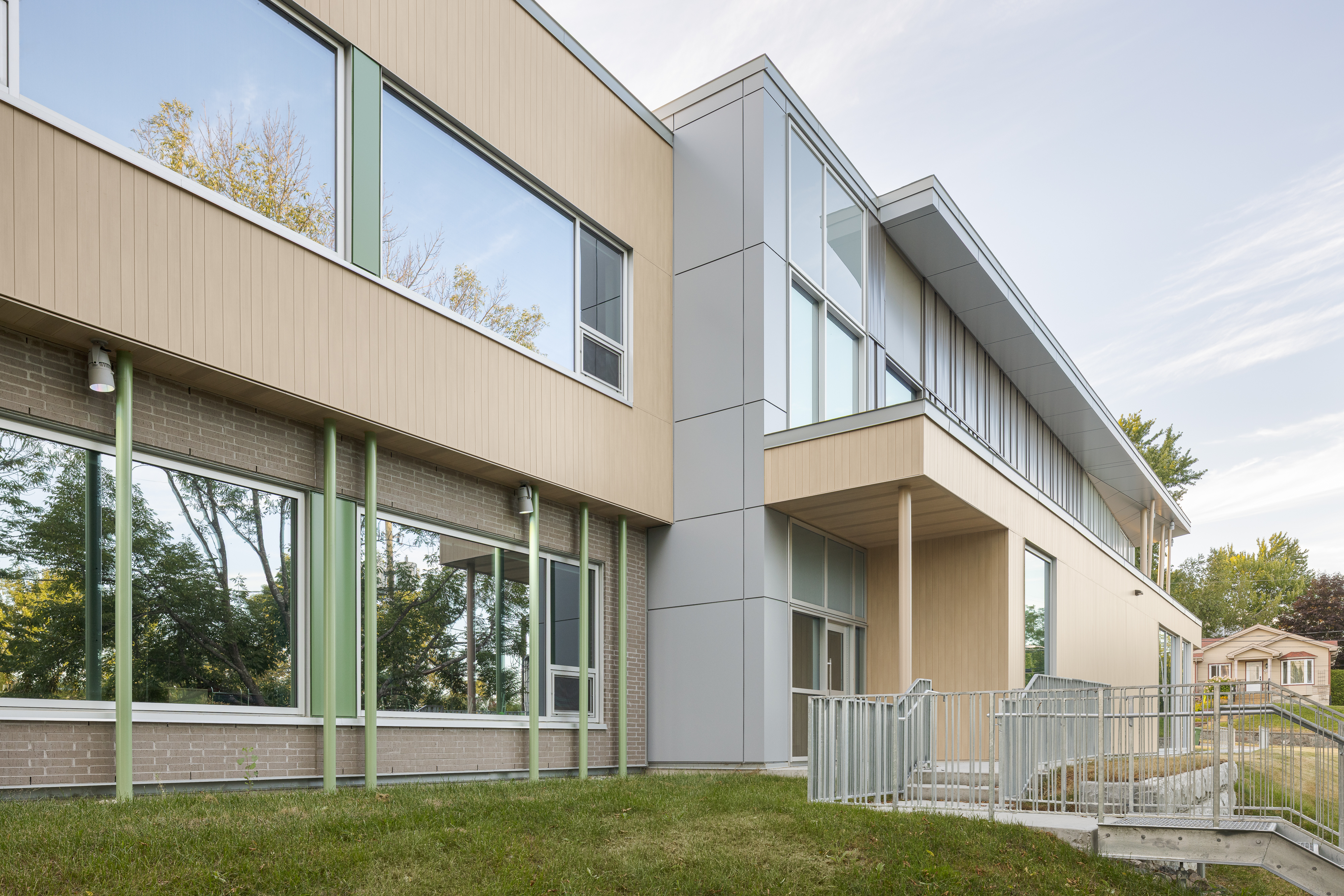 Façade arrière et espaces verts de l’école, captés en lumière naturelle.