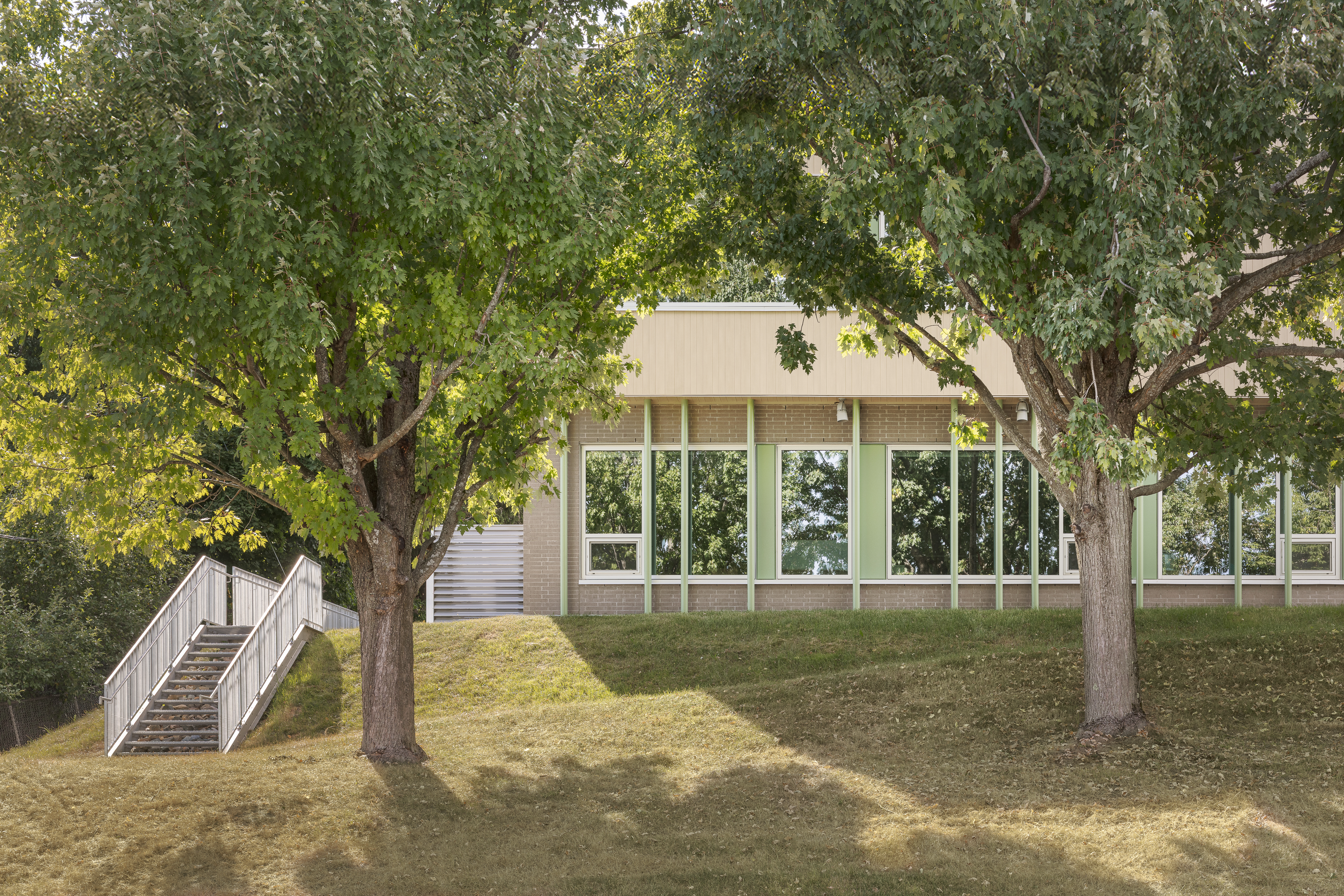 Photographie d’architecture extérieure captée en lumière dorée.