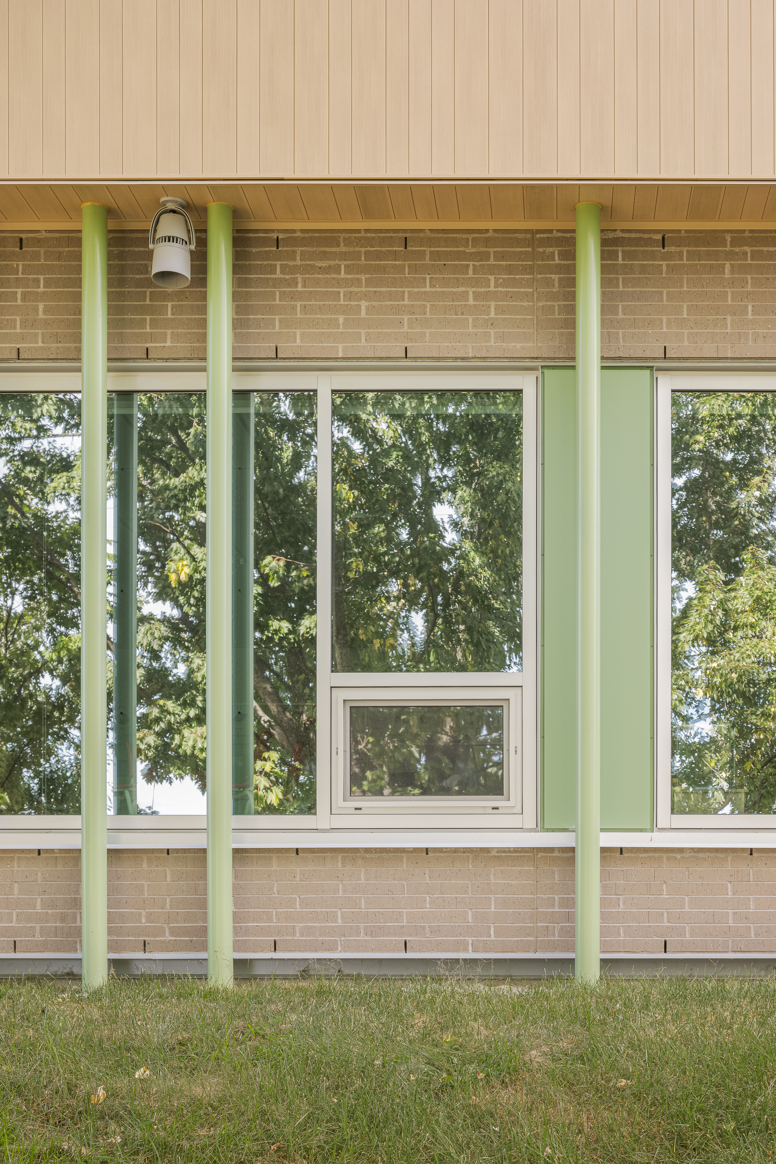 Détail du parement et des ouvertures vitrées.