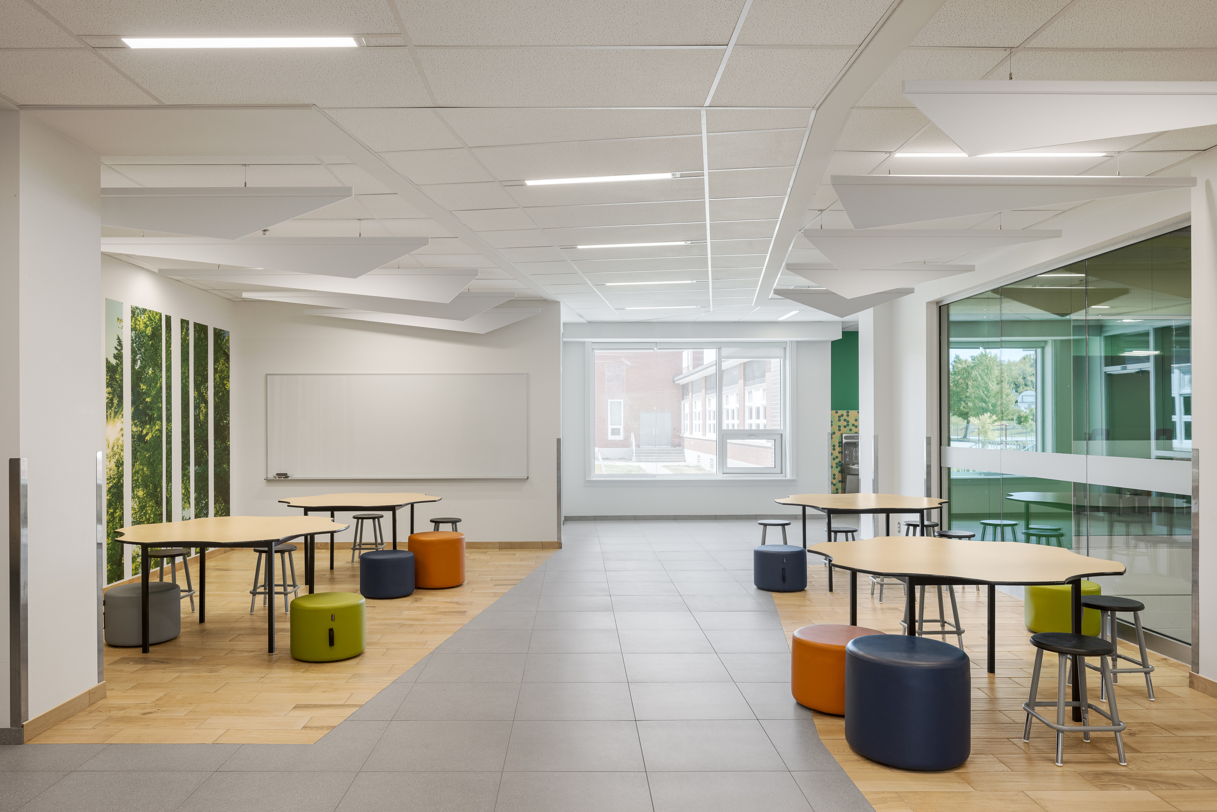 Espace commun intérieur conçu pour favoriser les échanges.