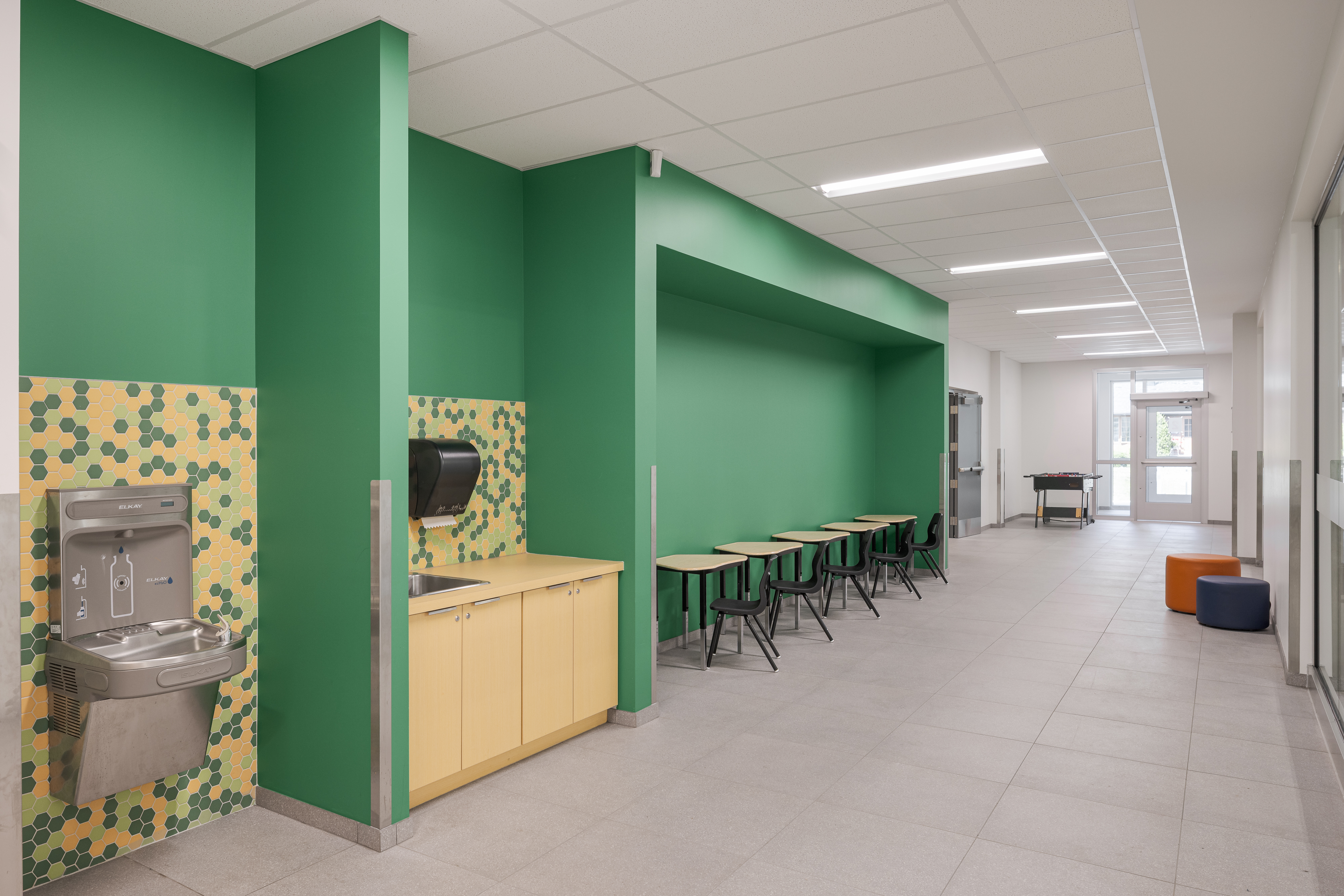 Vue intérieure d’un espace collaboratif baigné de lumière.