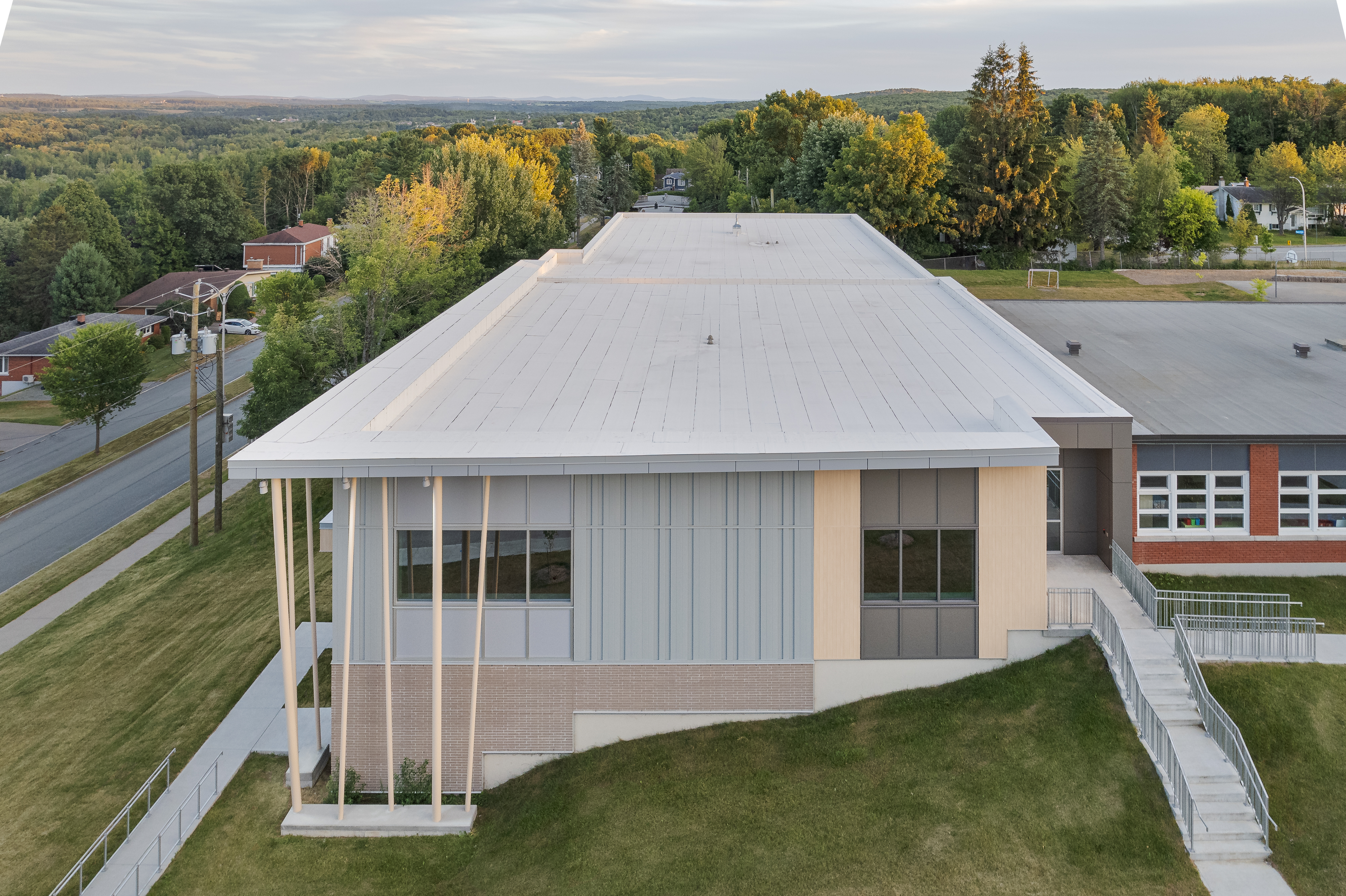 Vue aérienne par drone de l’école et de ses aménagements extérieurs.