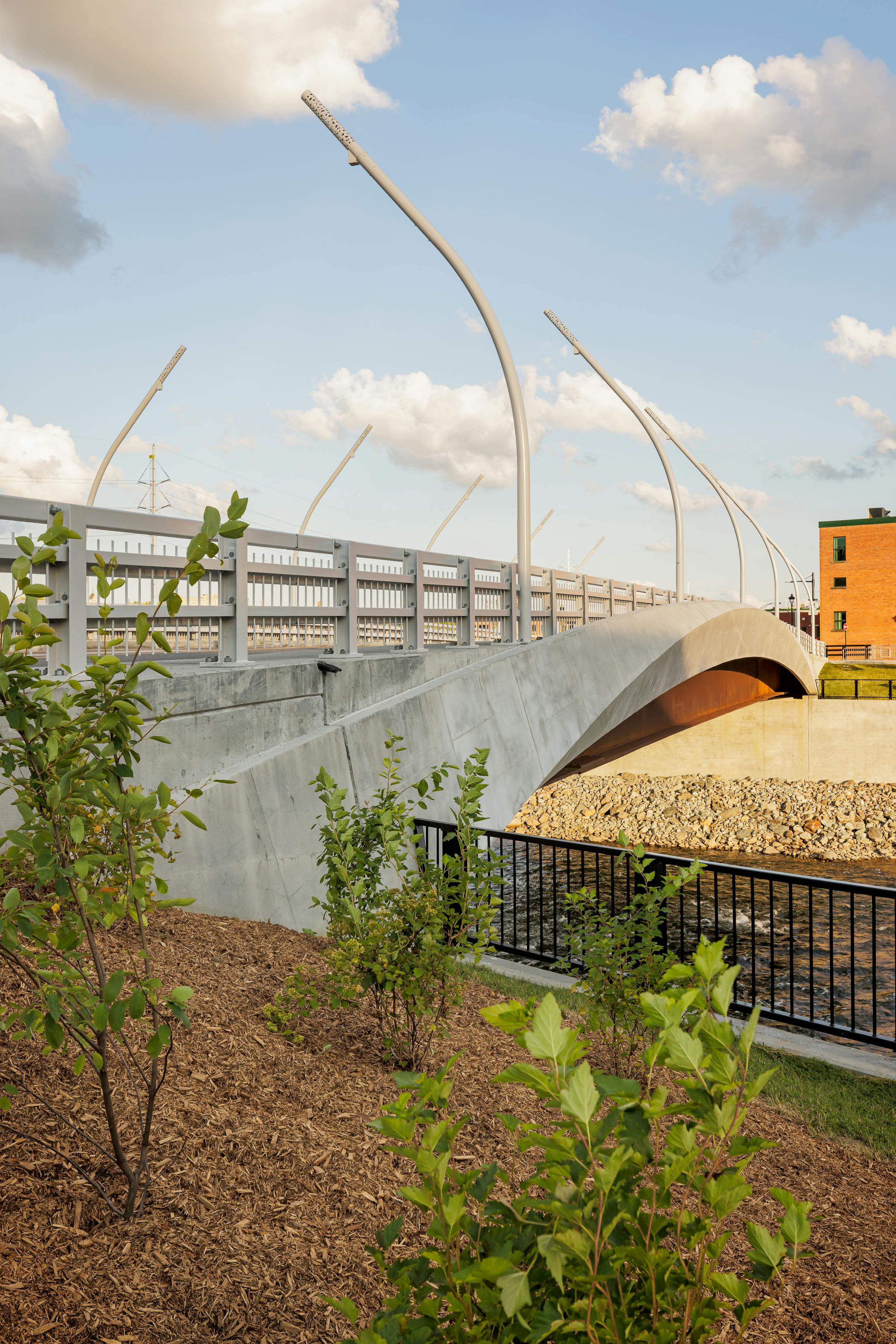 Vue du pont intégrée au tissu urbain et au cadre naturel.