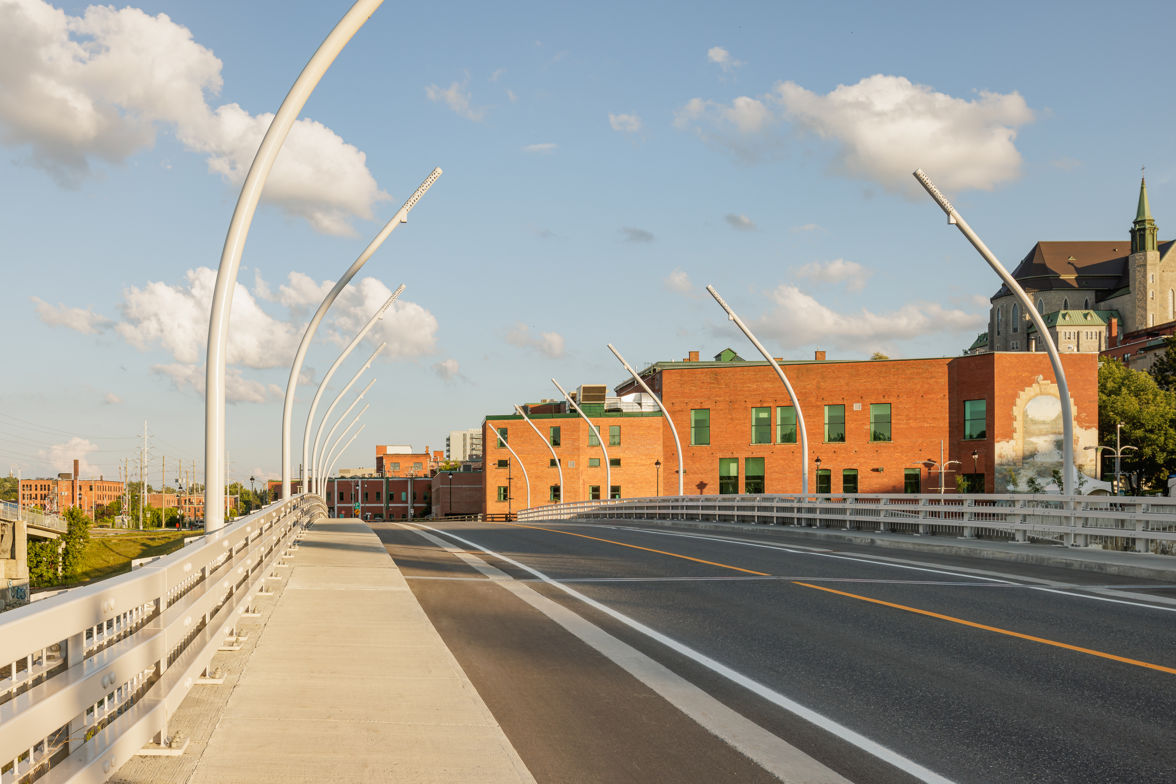 Photographie du pont au-dessus de l’eau, dans une atmosphère calme.