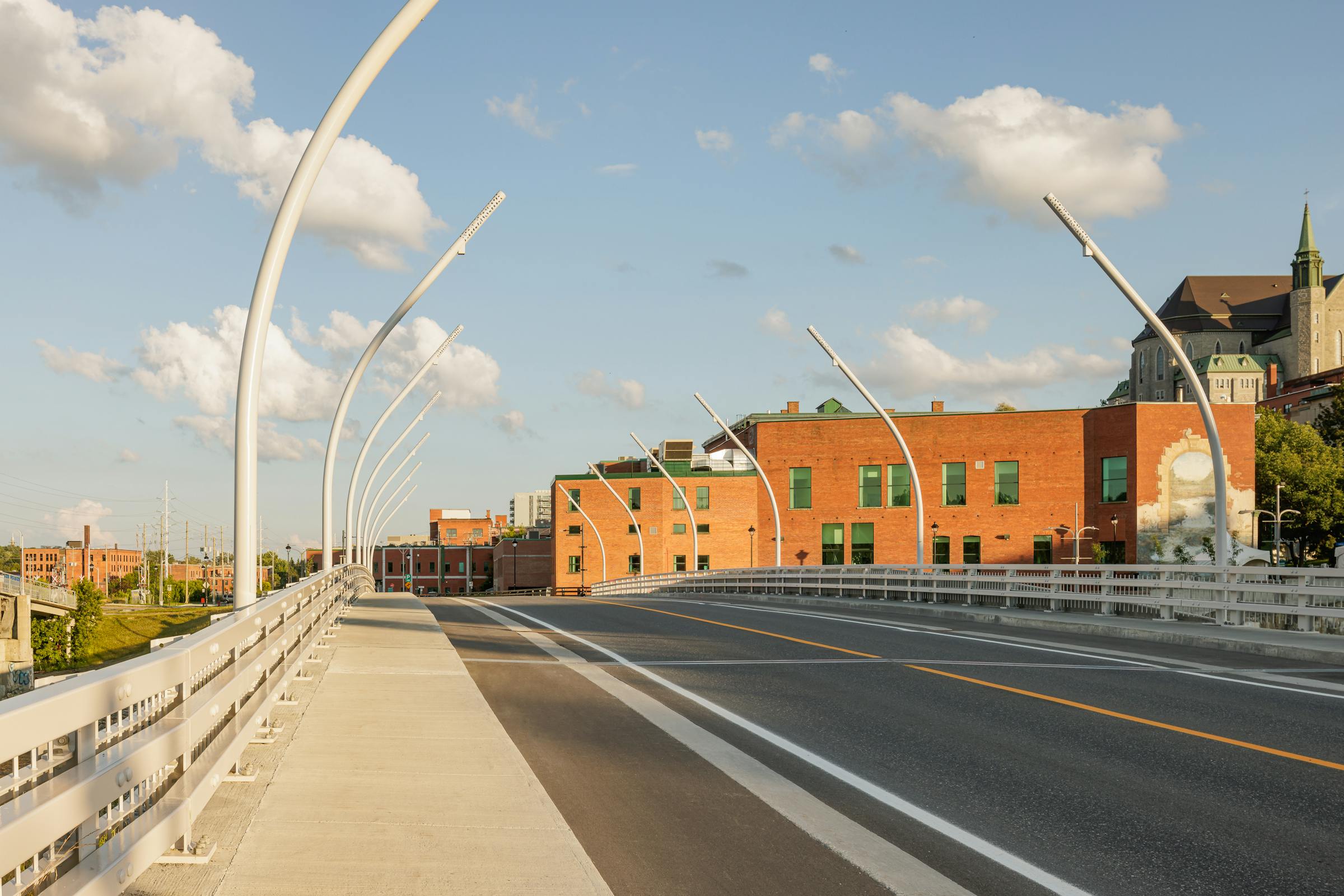Photographie du pont au-dessus de l’eau, dans une atmosphère calme.