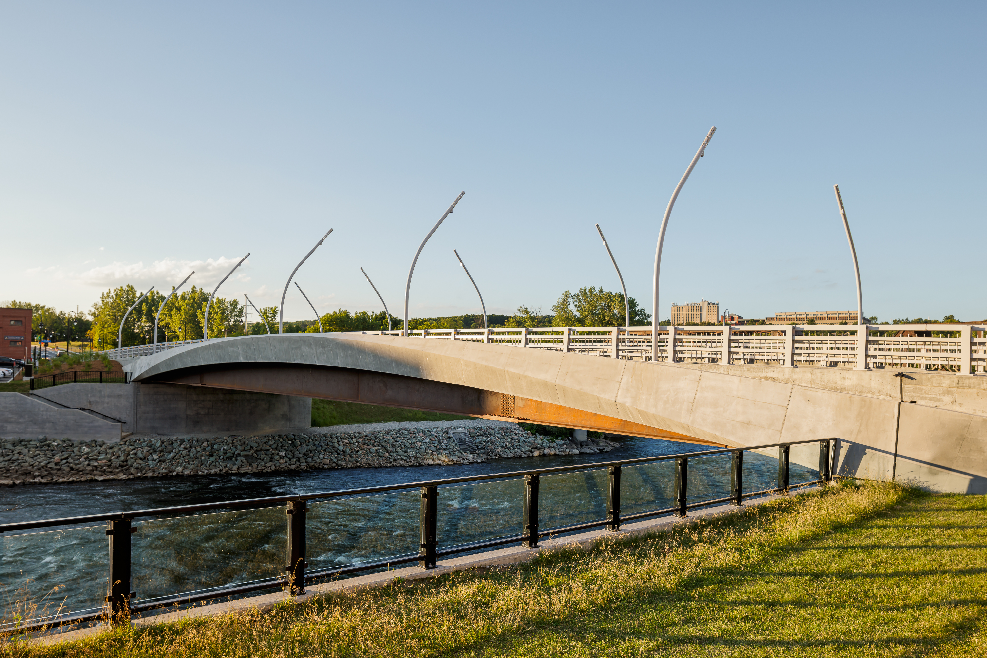 Photographie d’ensemble de la structure et de ses abords végétalisés.