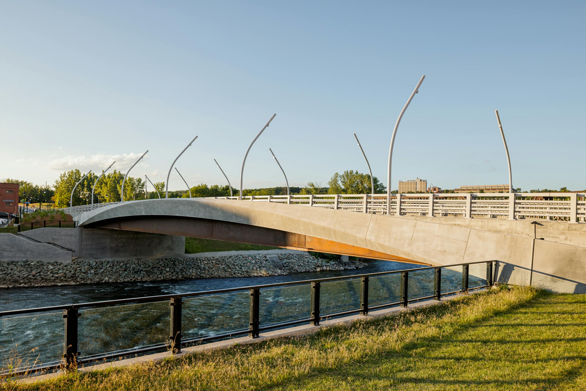 Photographie d’ensemble de la structure et de ses abords végétalisés.