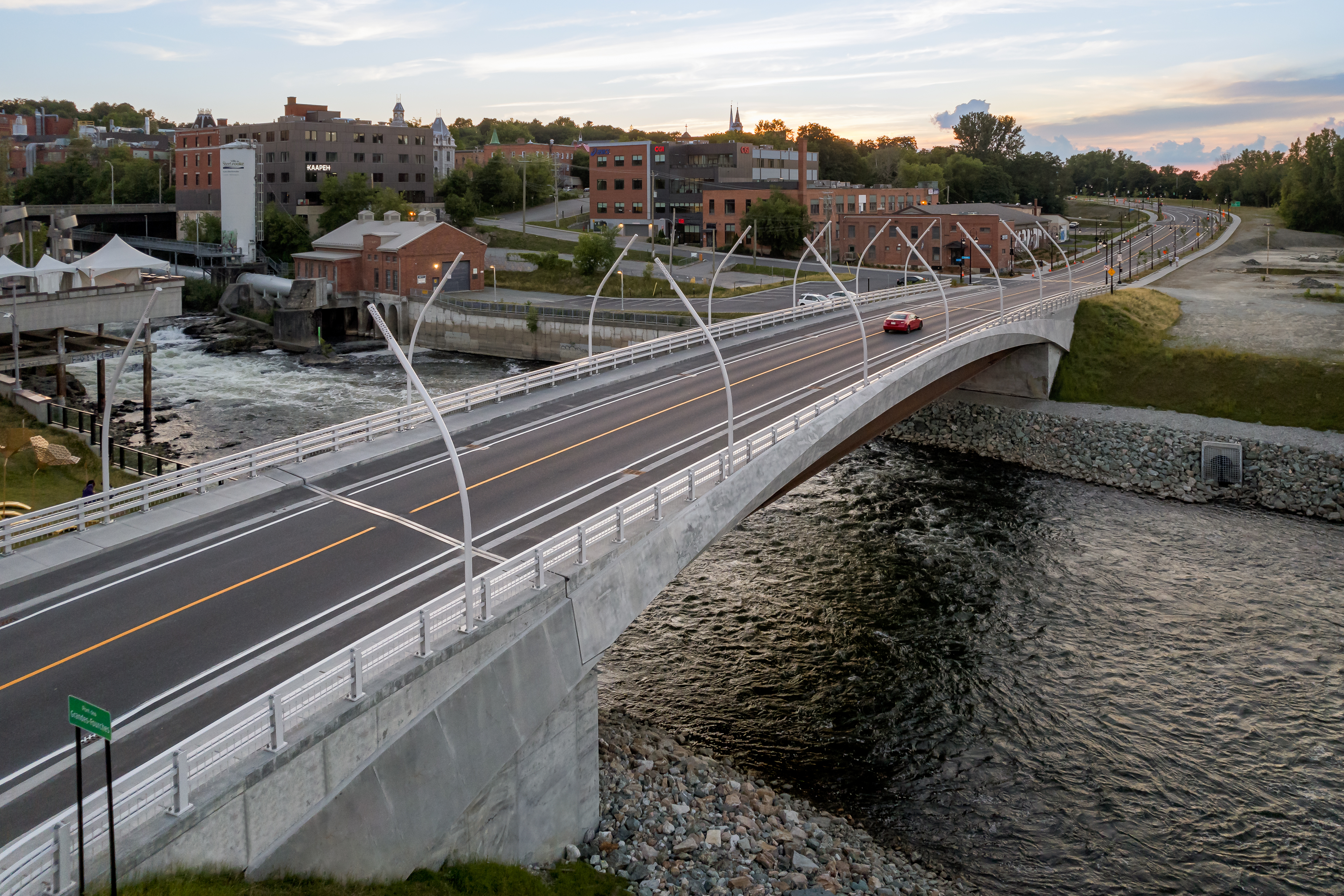 Vue aérienne par drone du pont et du centre-ville de Sherbrooke.