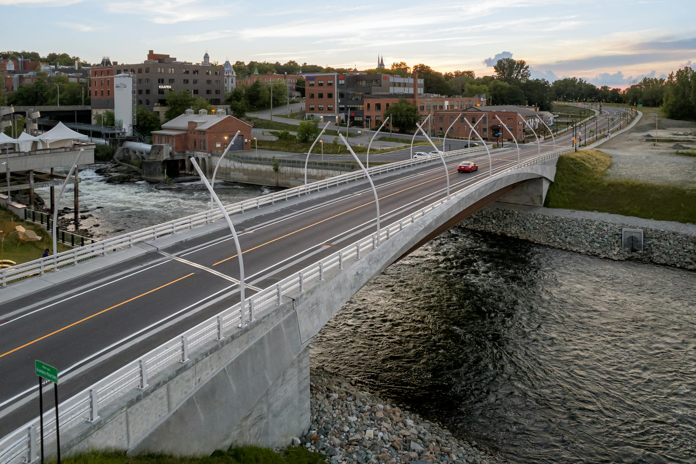 Vue aérienne par drone du pont et du centre-ville de Sherbrooke.